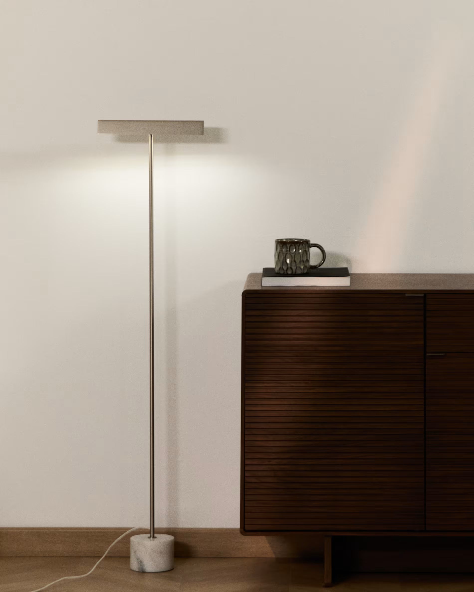 Lampa podłogowa LYNOR srebrny z białą marmurową podstawą