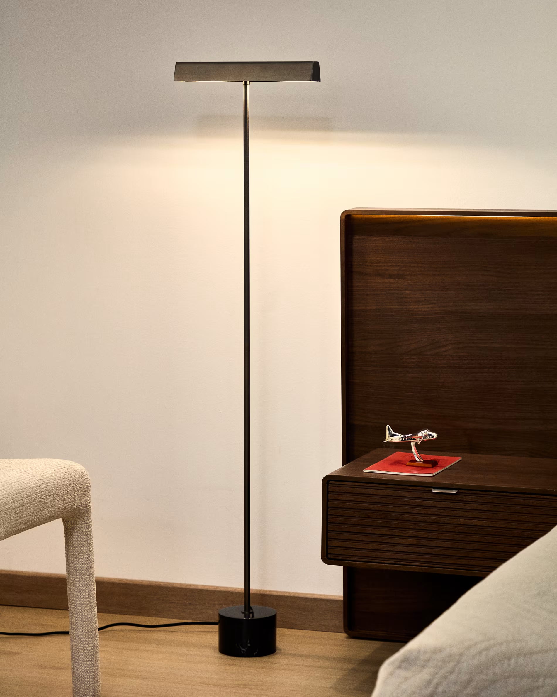 Lampa podłogowa LYNOR czarny z czarną marmurową podstawą