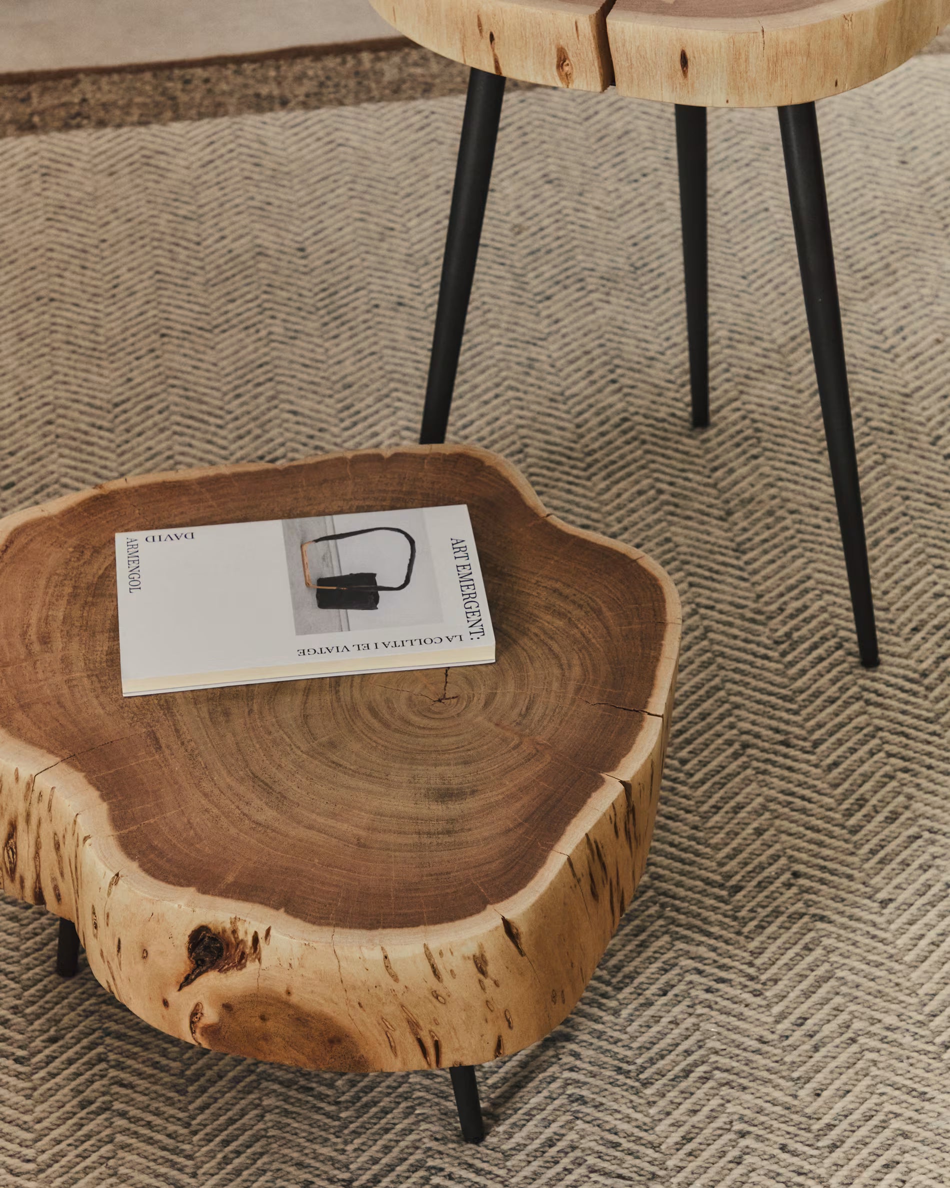 Couchtisch TANIVE aus leichtem Akazienholz mit schwarzem Gestell