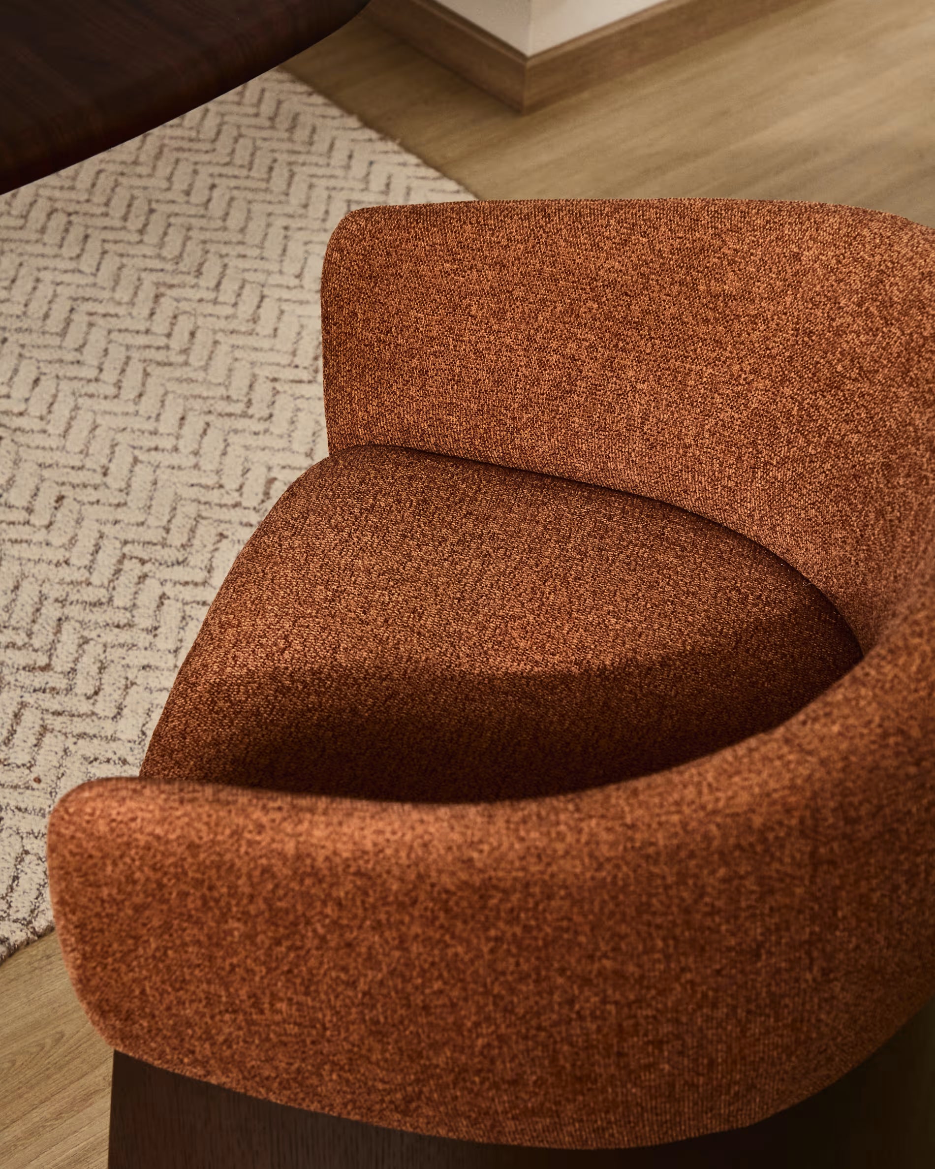Stuhl BOSCA ziegelroter Chenille mit einer Basis aus Nussbaumfurnier