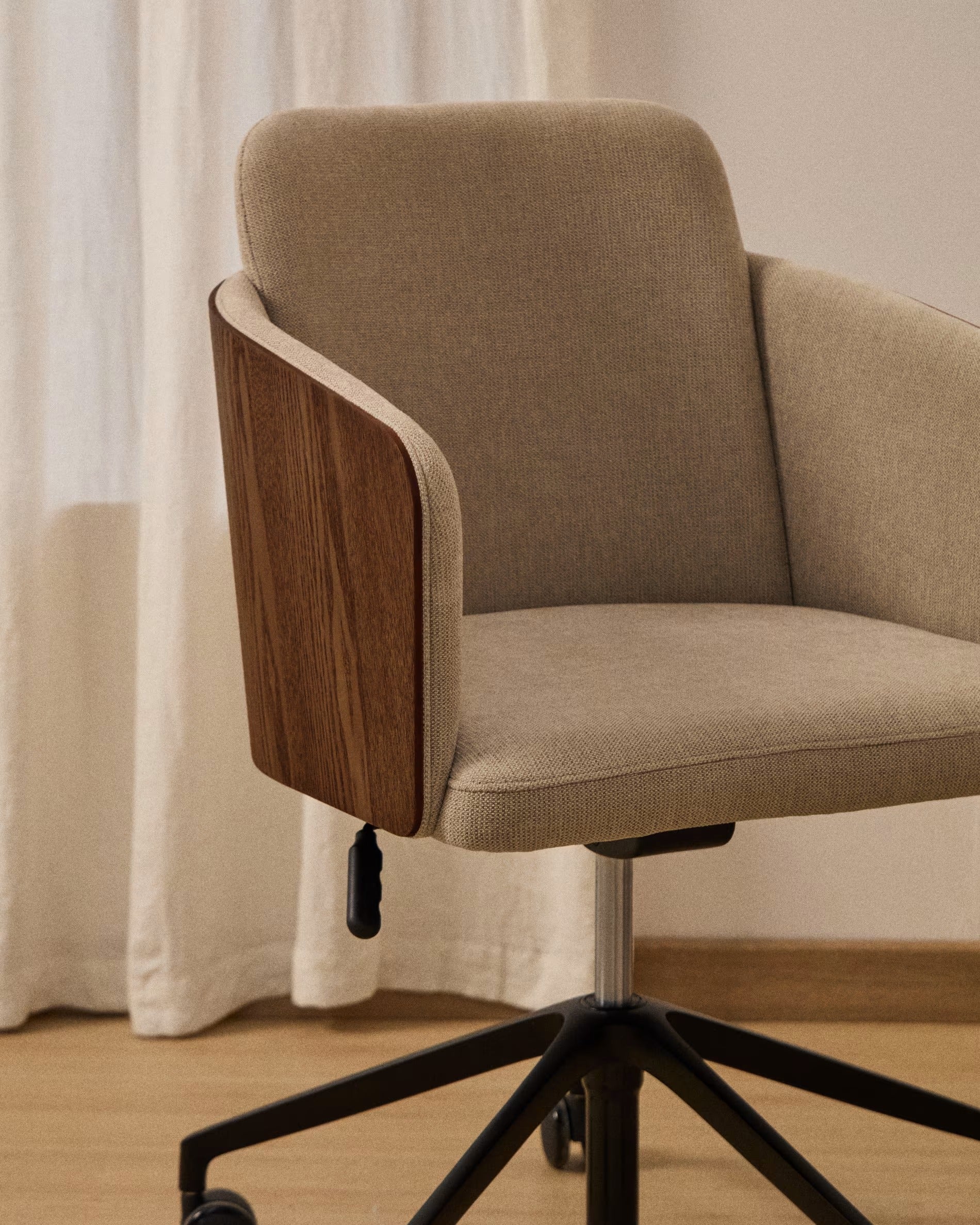 Bürostuhl MADAI braunes Chenille mit schwarzem Fuß und Rollen