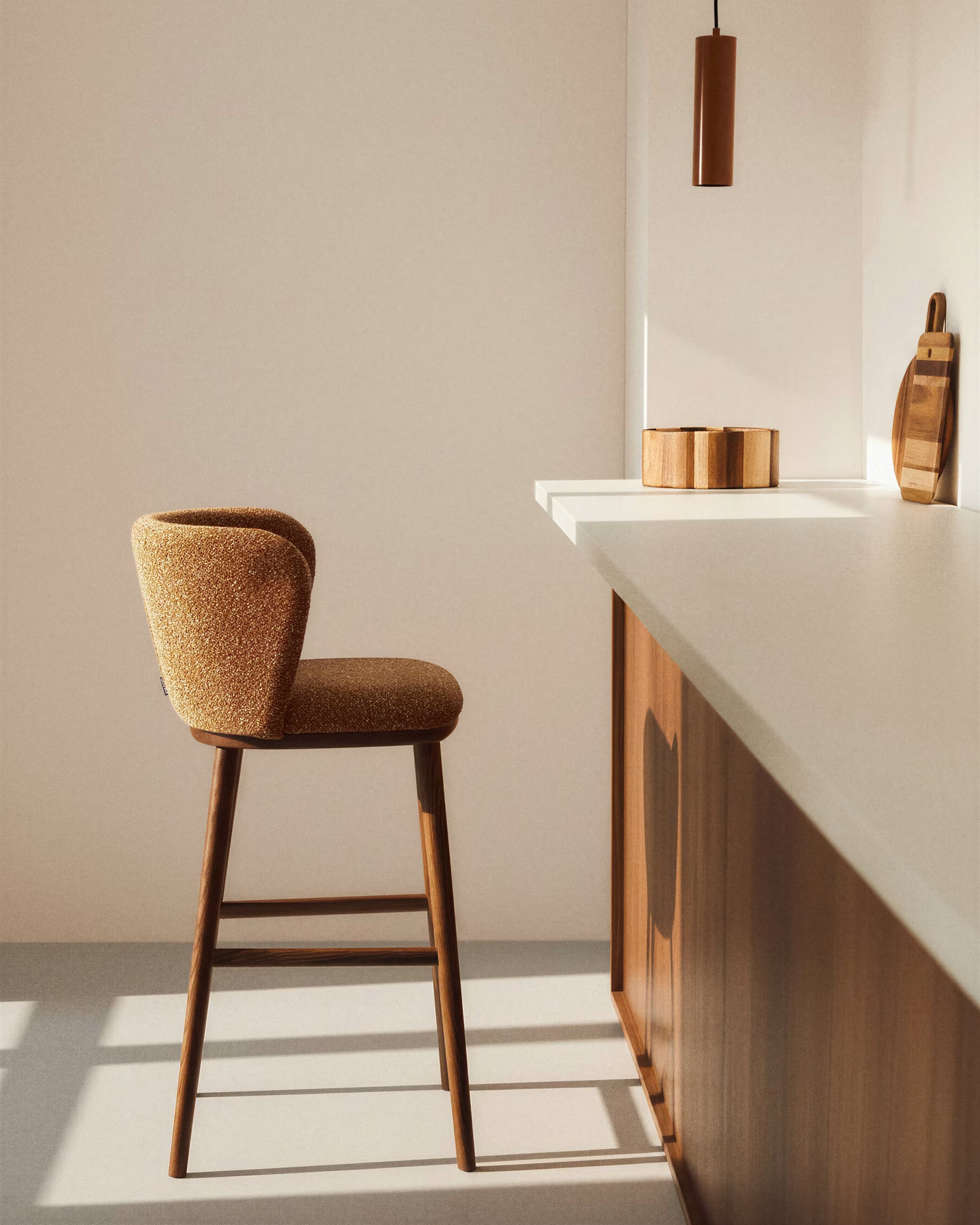 Barhocker CISELIA ziegelroter Chenille mit dunklem Eschenfuß