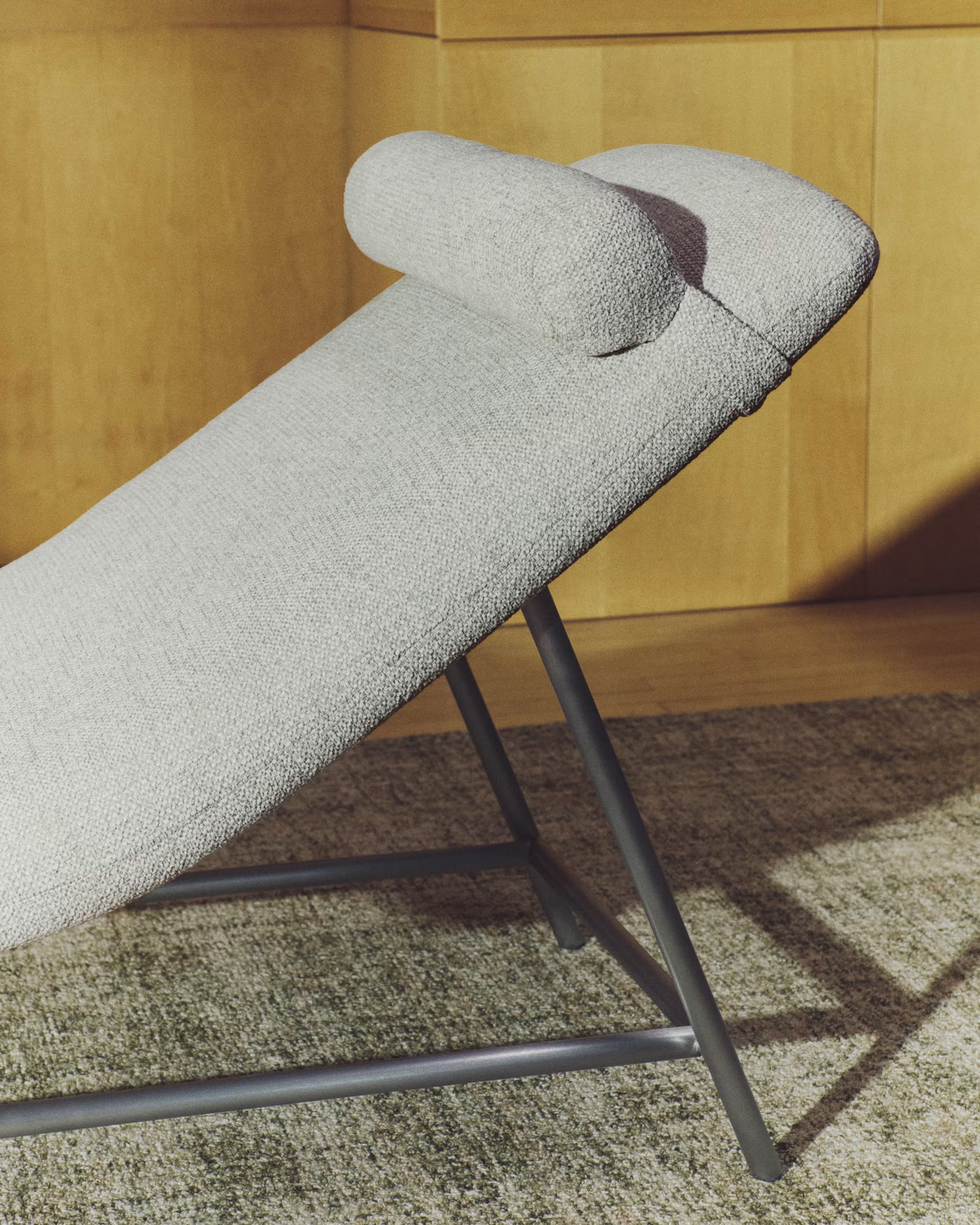 OSLA beige chaise longue with silver base