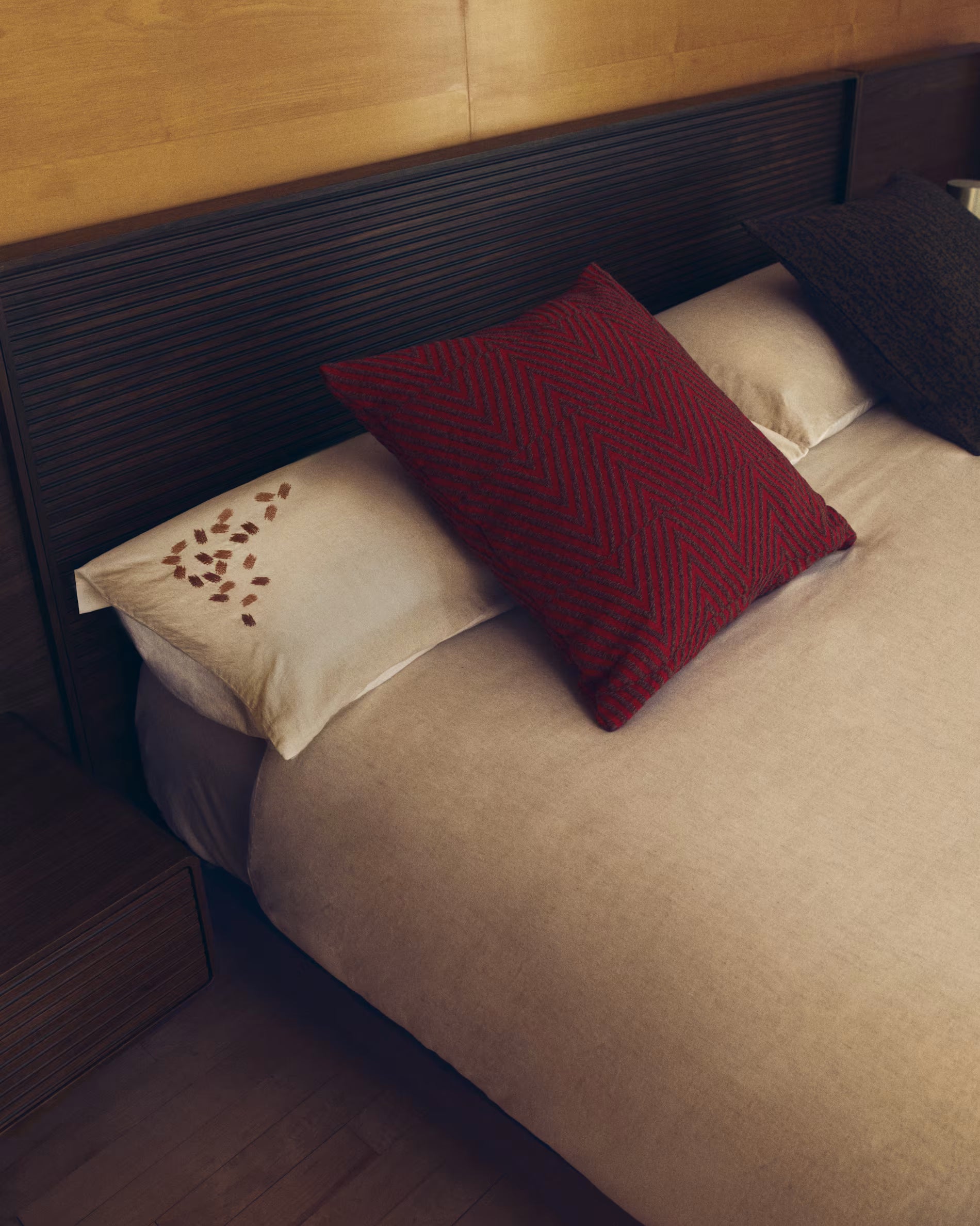 LUNVER red pillowcase