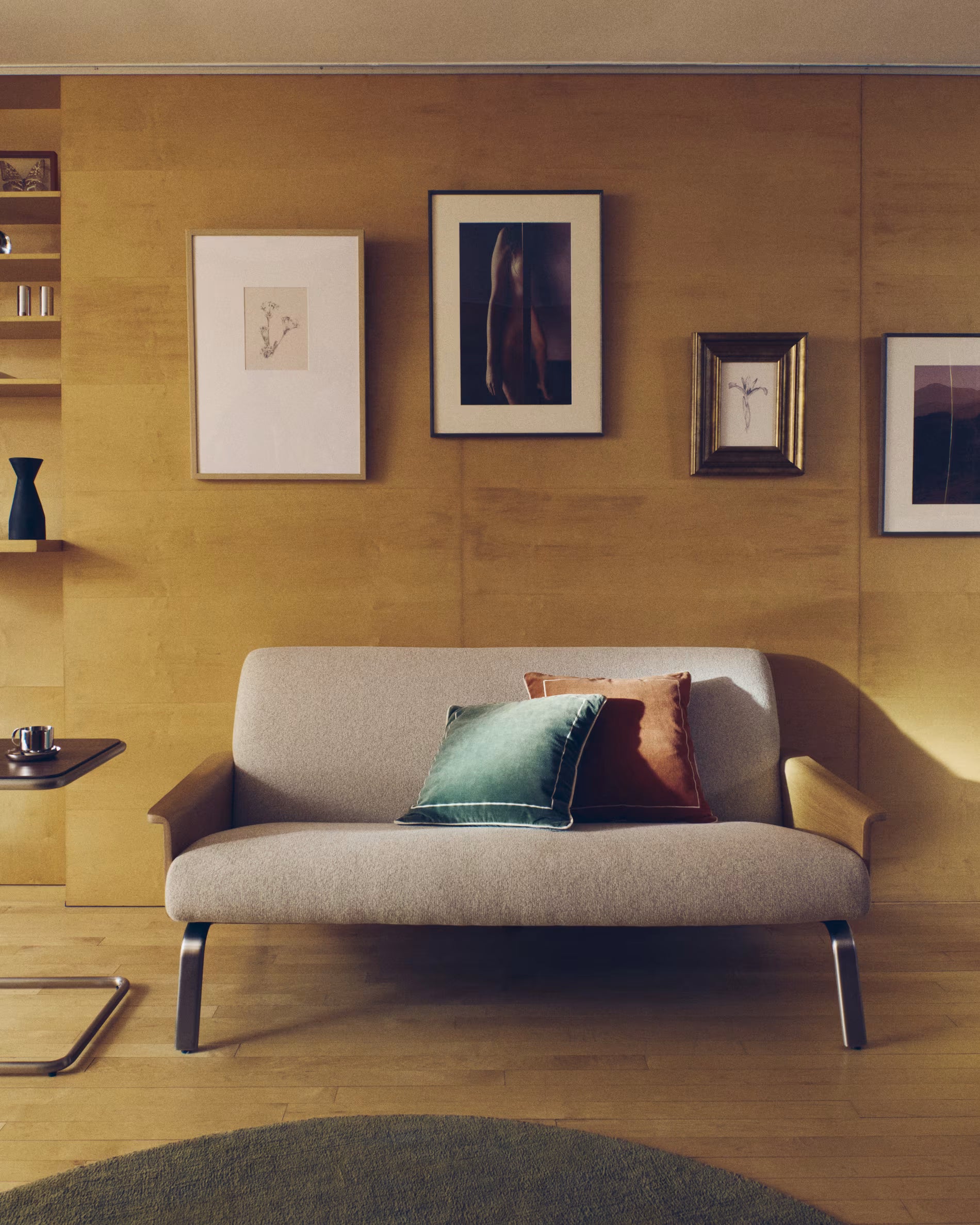 Sofa 2-sitzig AMSEN beige mit Eichenfurnier und Stahlgestell