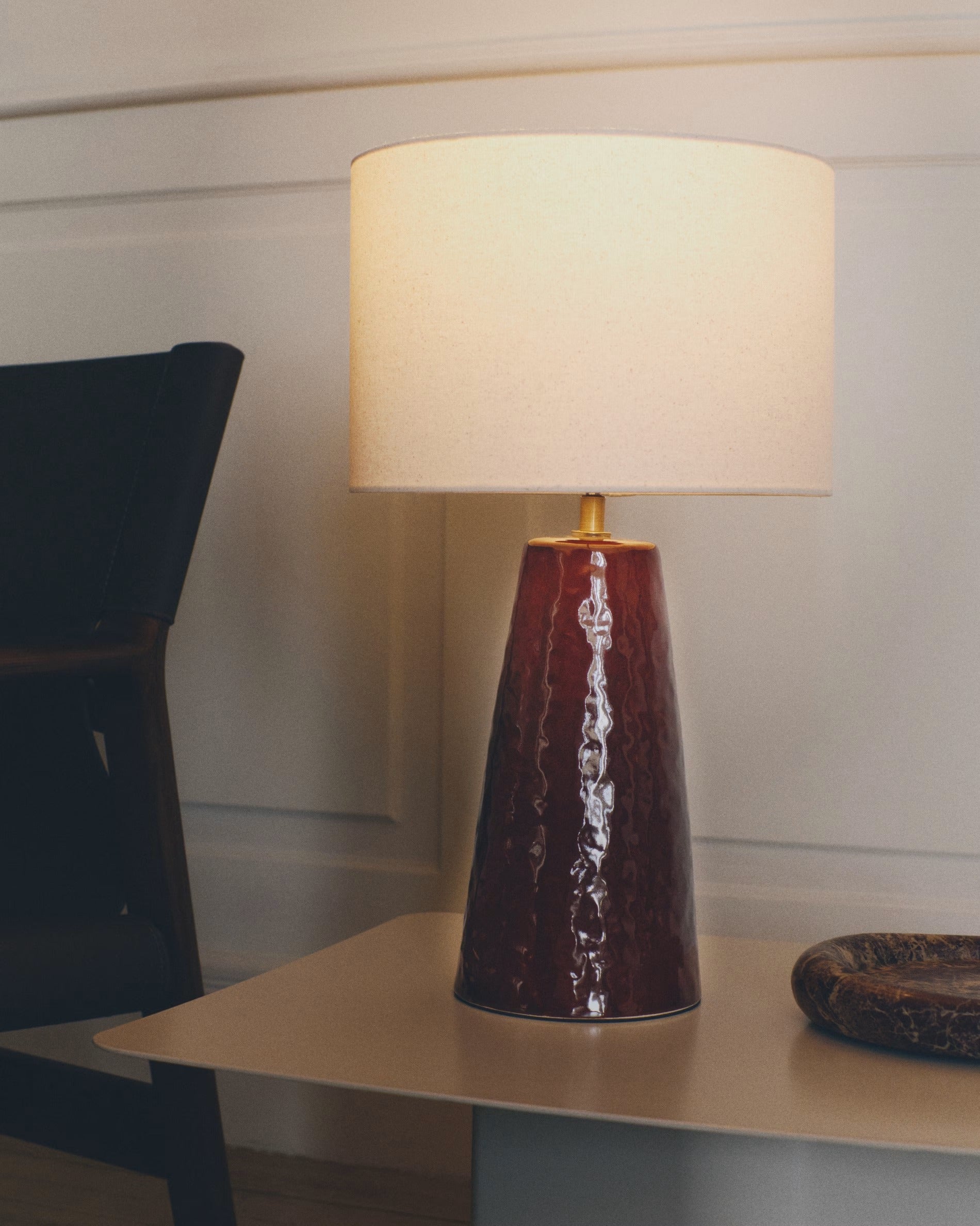 DRAVA table lamp in burgundy with a cotton shade