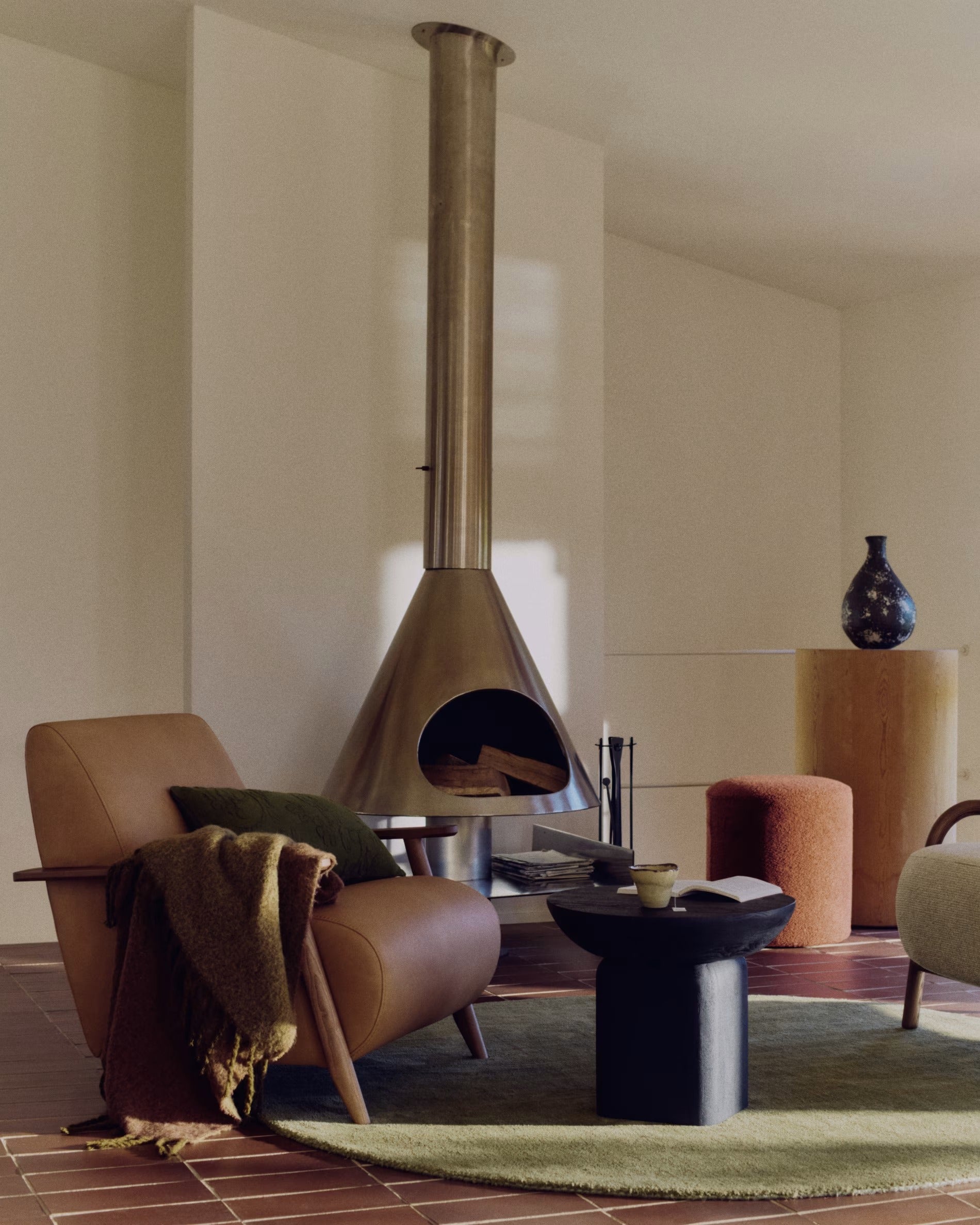 Fotel MEGHAN brązowy skórzany z ciemną jesionową podstawą