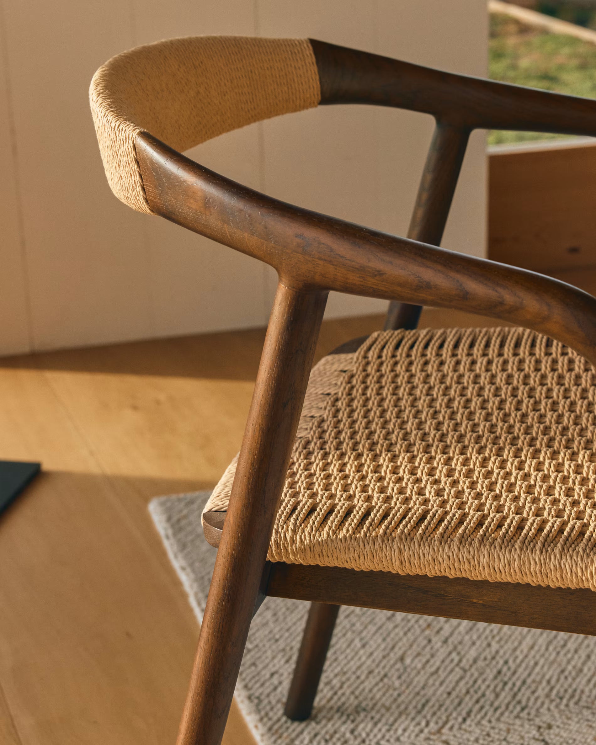 Stuhl DERILE beige mit dunklem Holzgestell