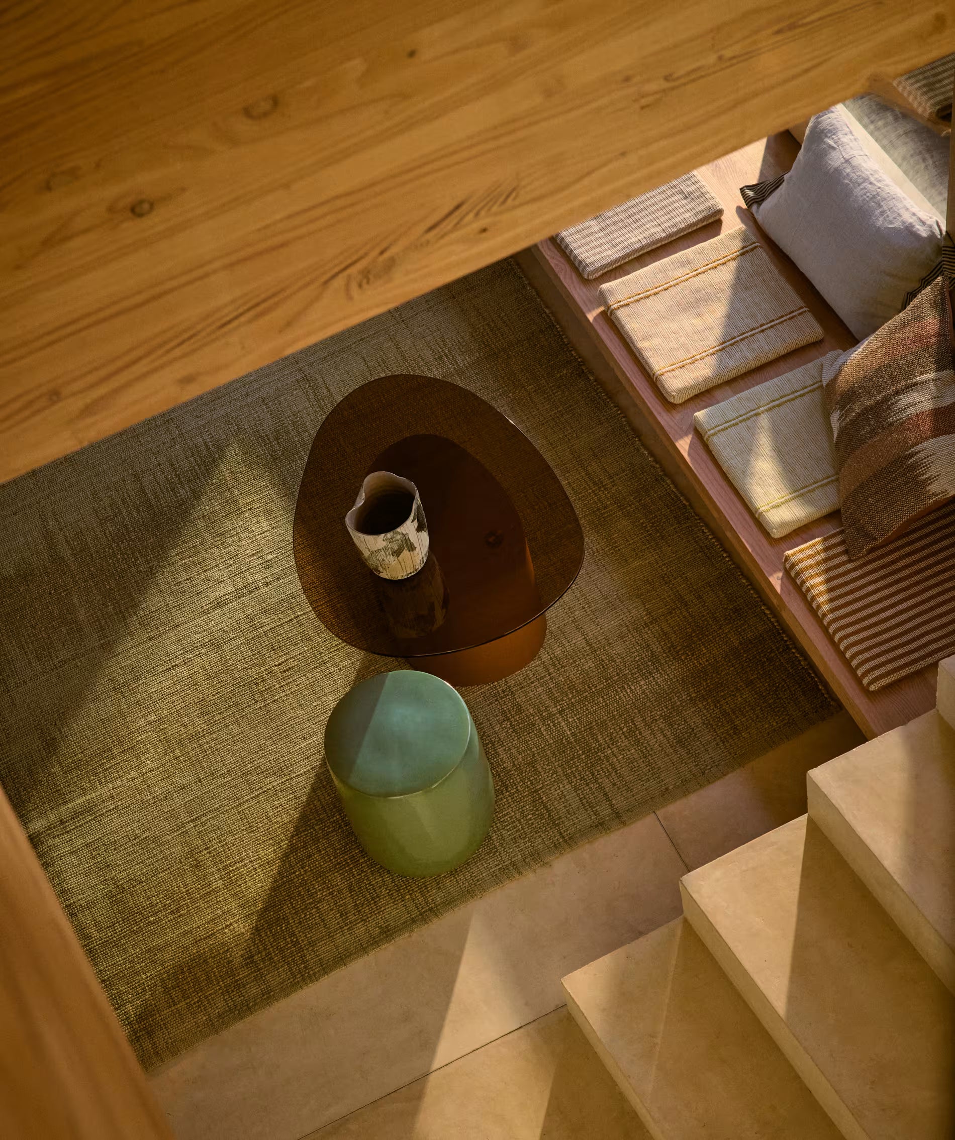 Beistelltisch OLIR mit Glasplatte und braunem Gestell