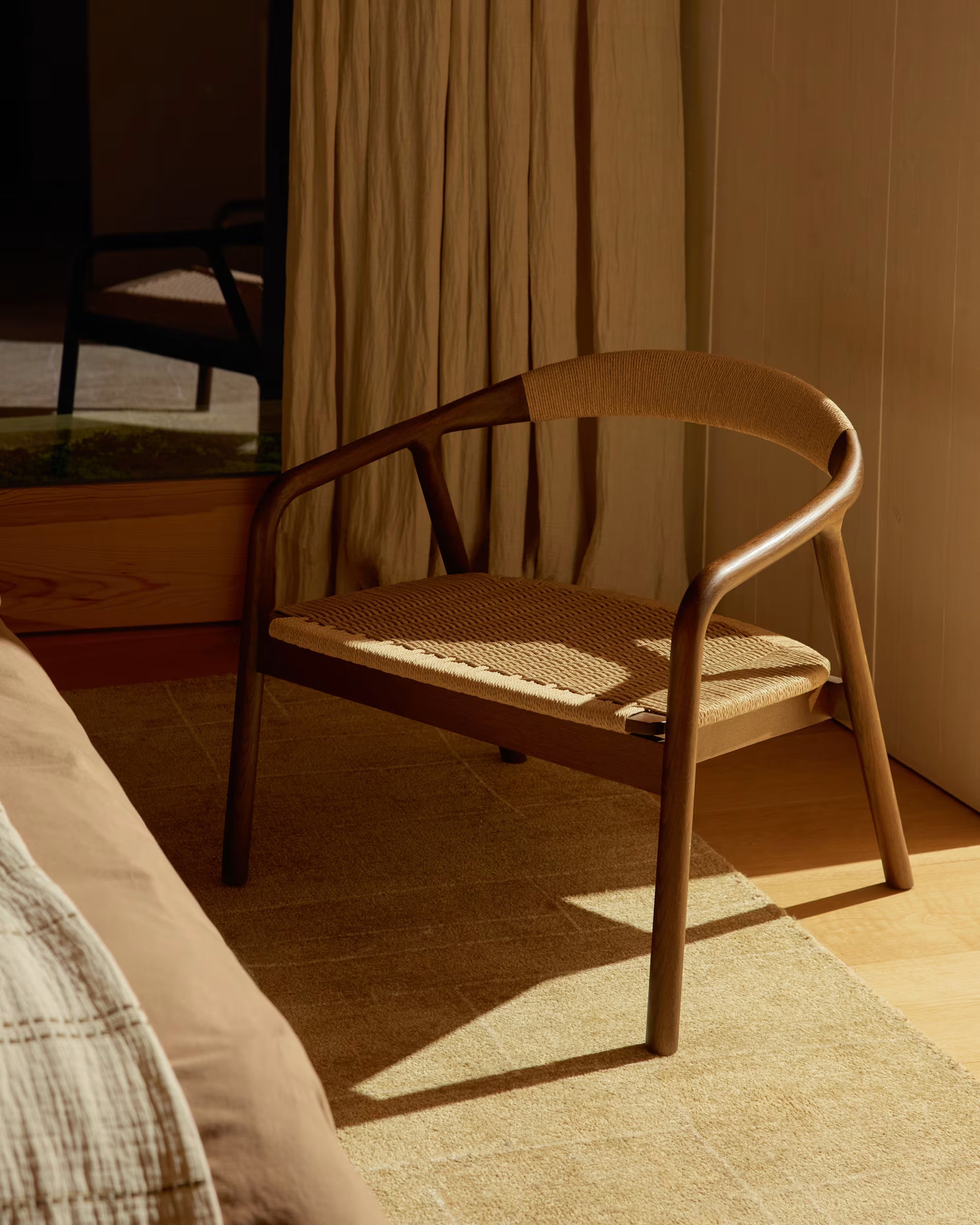 Sessel DERILE beige mit dunklem Holzgestell
