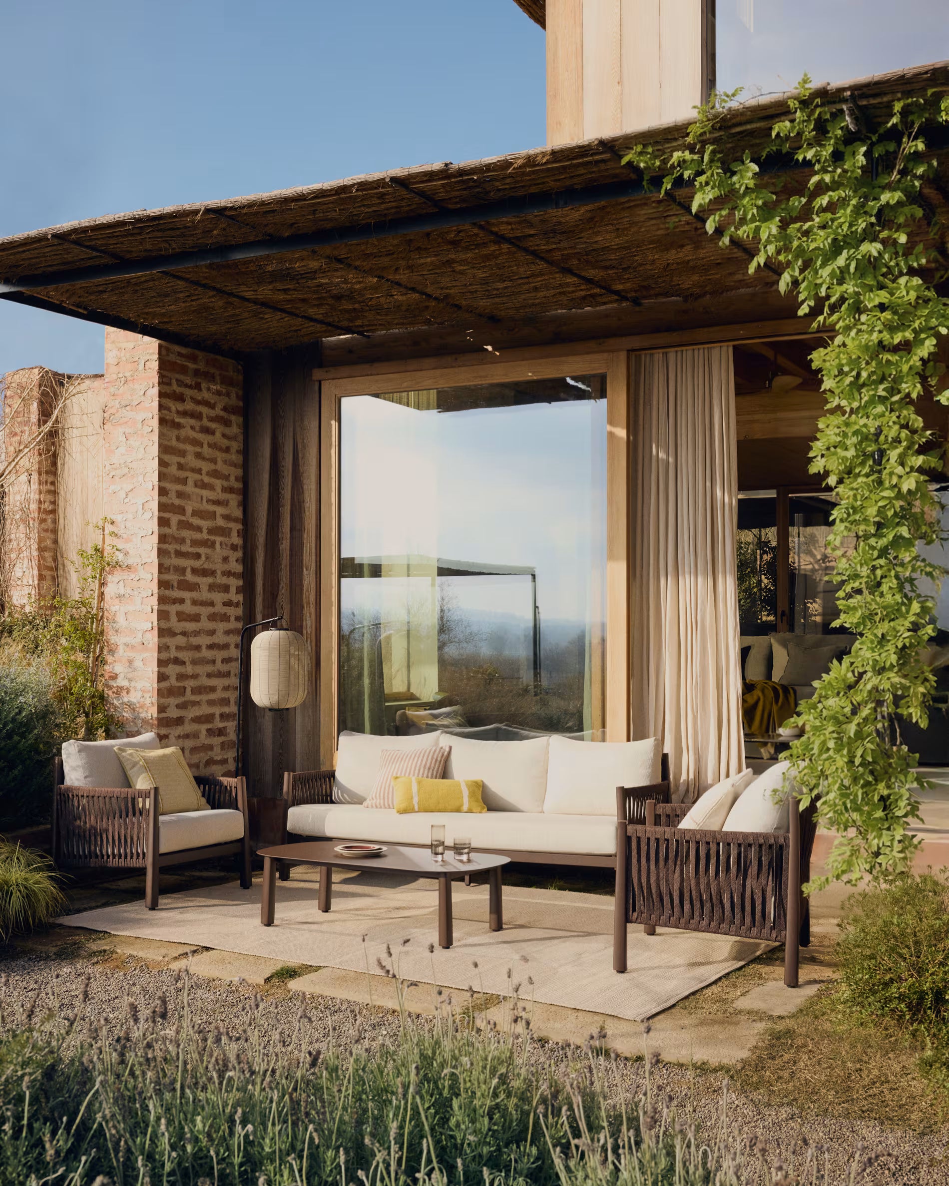 ALERIA Beige Garden Set with Dark Base