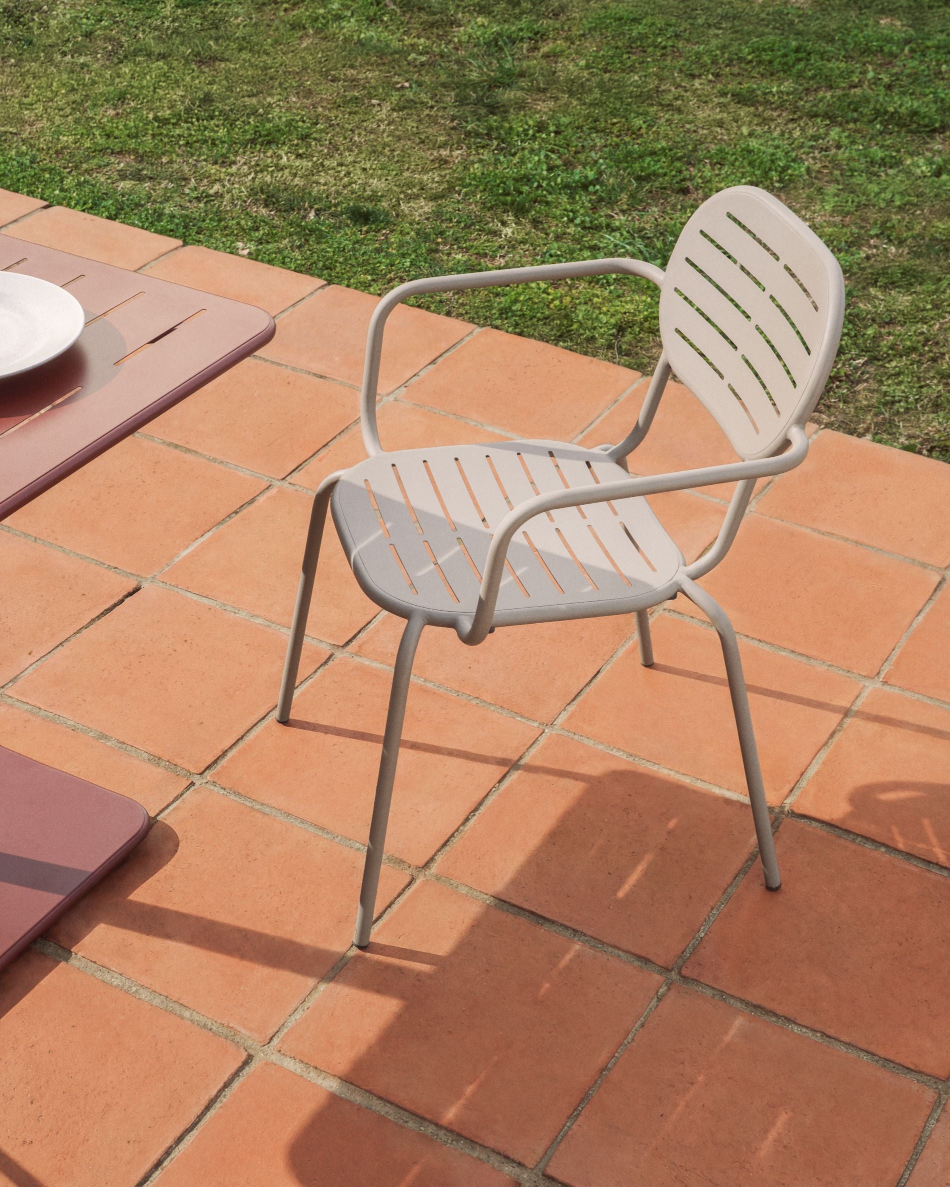 Gartenstuhl mit Armlehnen BRAI taupe