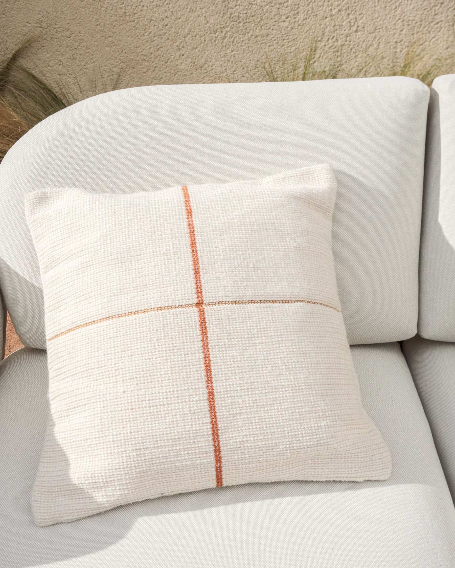 Kissenbezug ATIMA beige mit orangefarbenen Akzenten