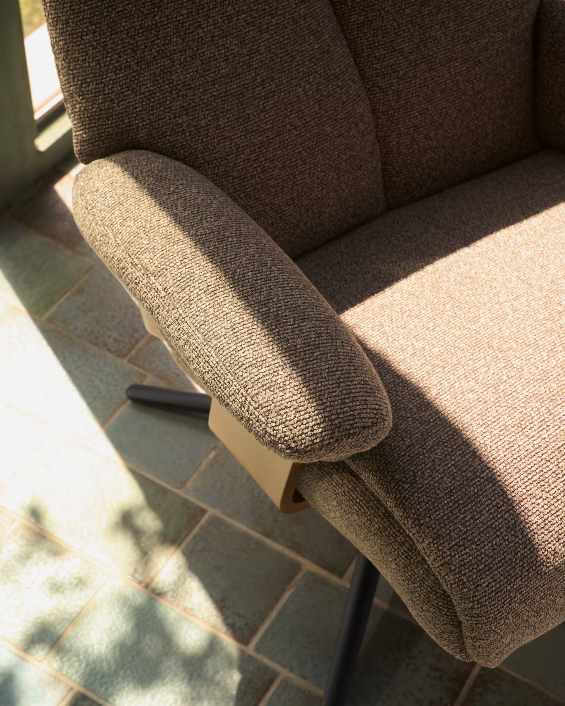 Fotel obrotowy z podnóżkiem TORIEL brązowy bouclé z aluminiową podstawą