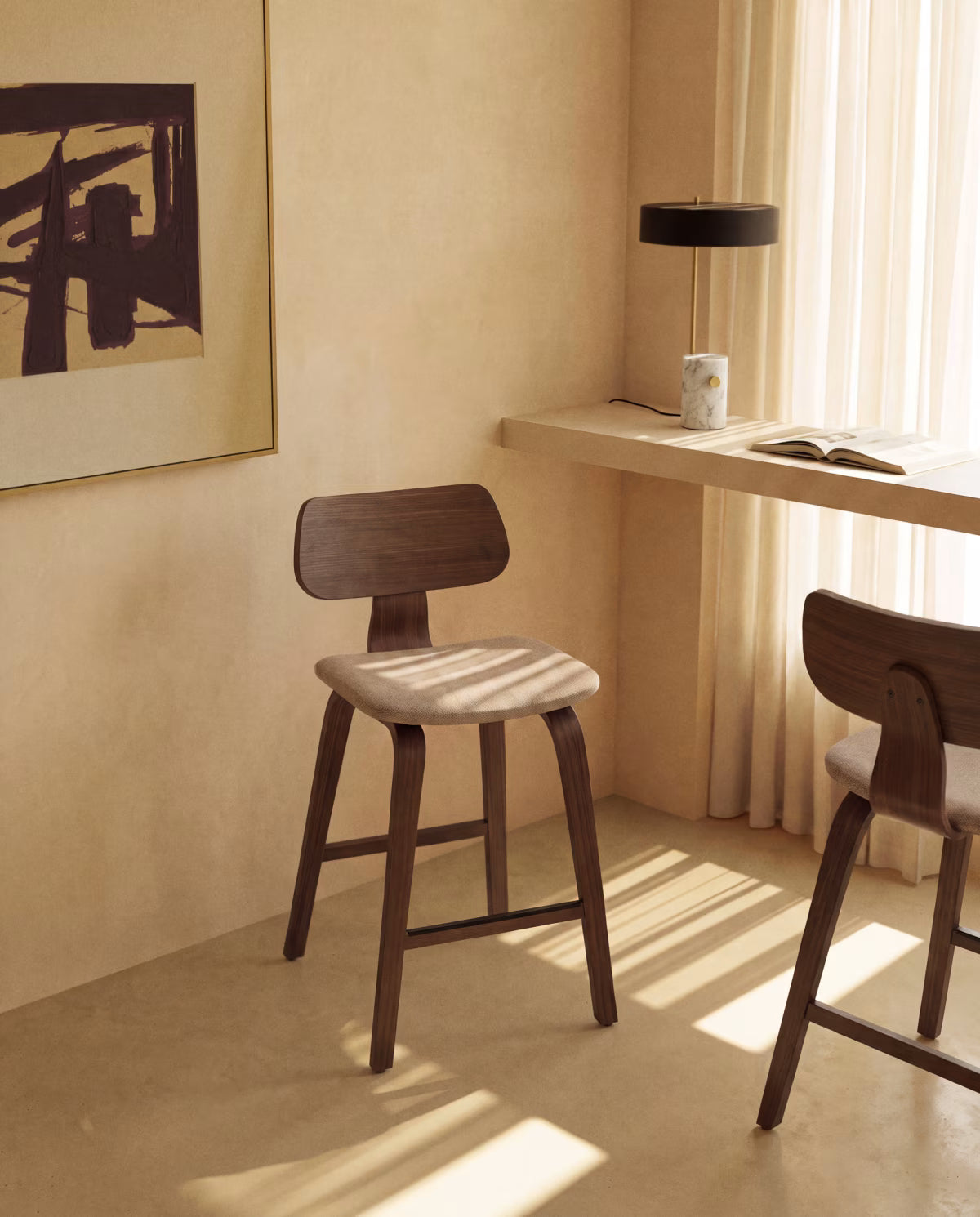 Barhocker GENA in beigem Chenille mit furniertem Nussbaumgestell