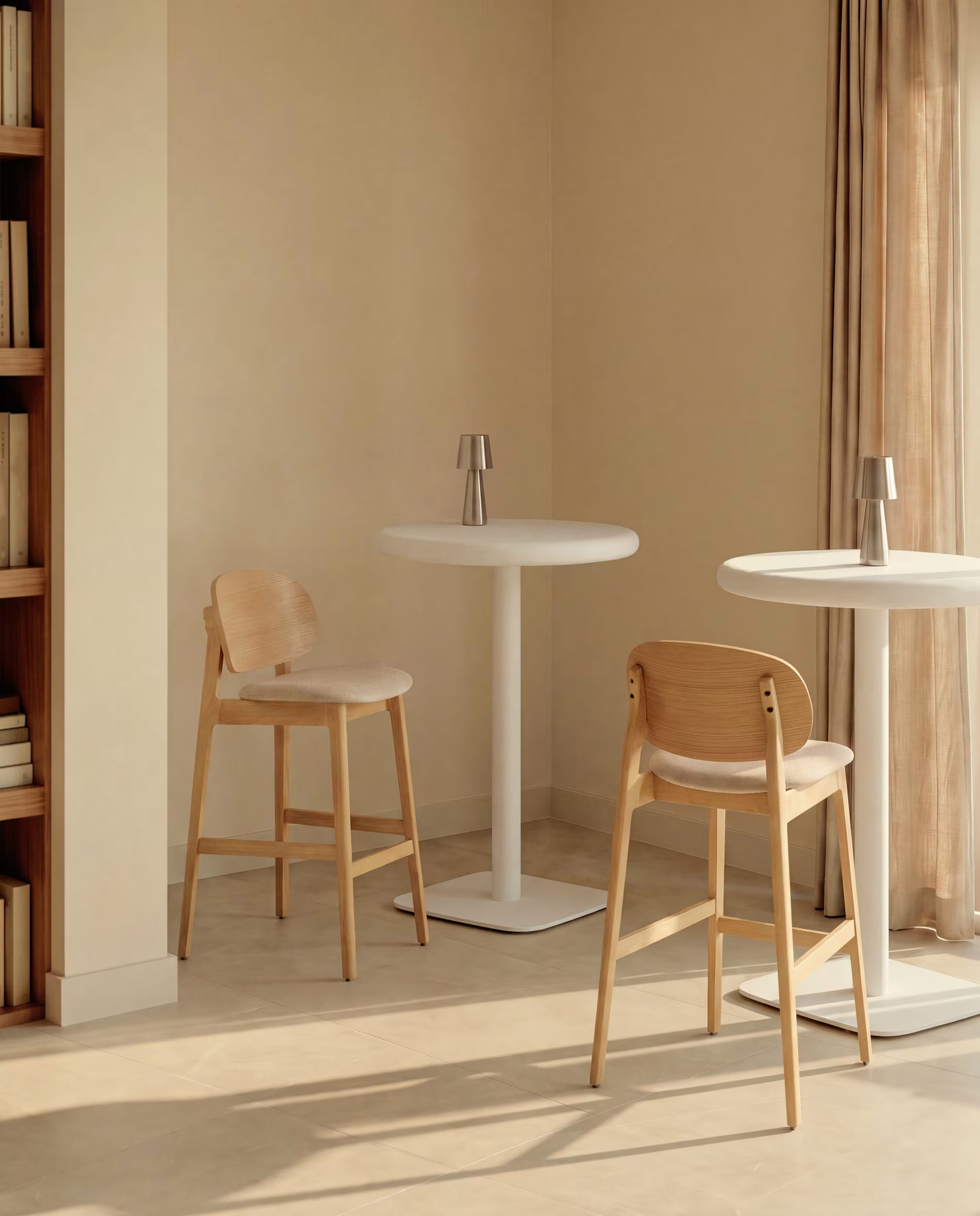 Barhocker LUDARA in beigem Chenille mit furniertem Eichenfuß