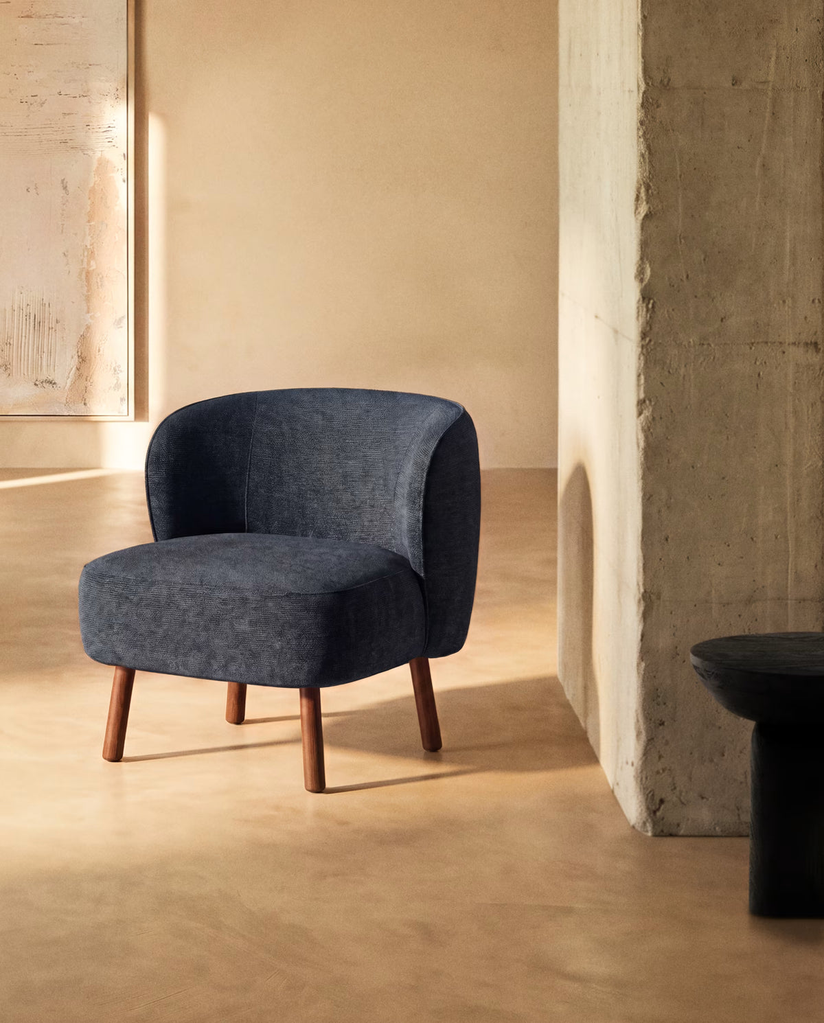 Sessel ULIT in blau-grauem Chenille mit dunklem Eschenfuß