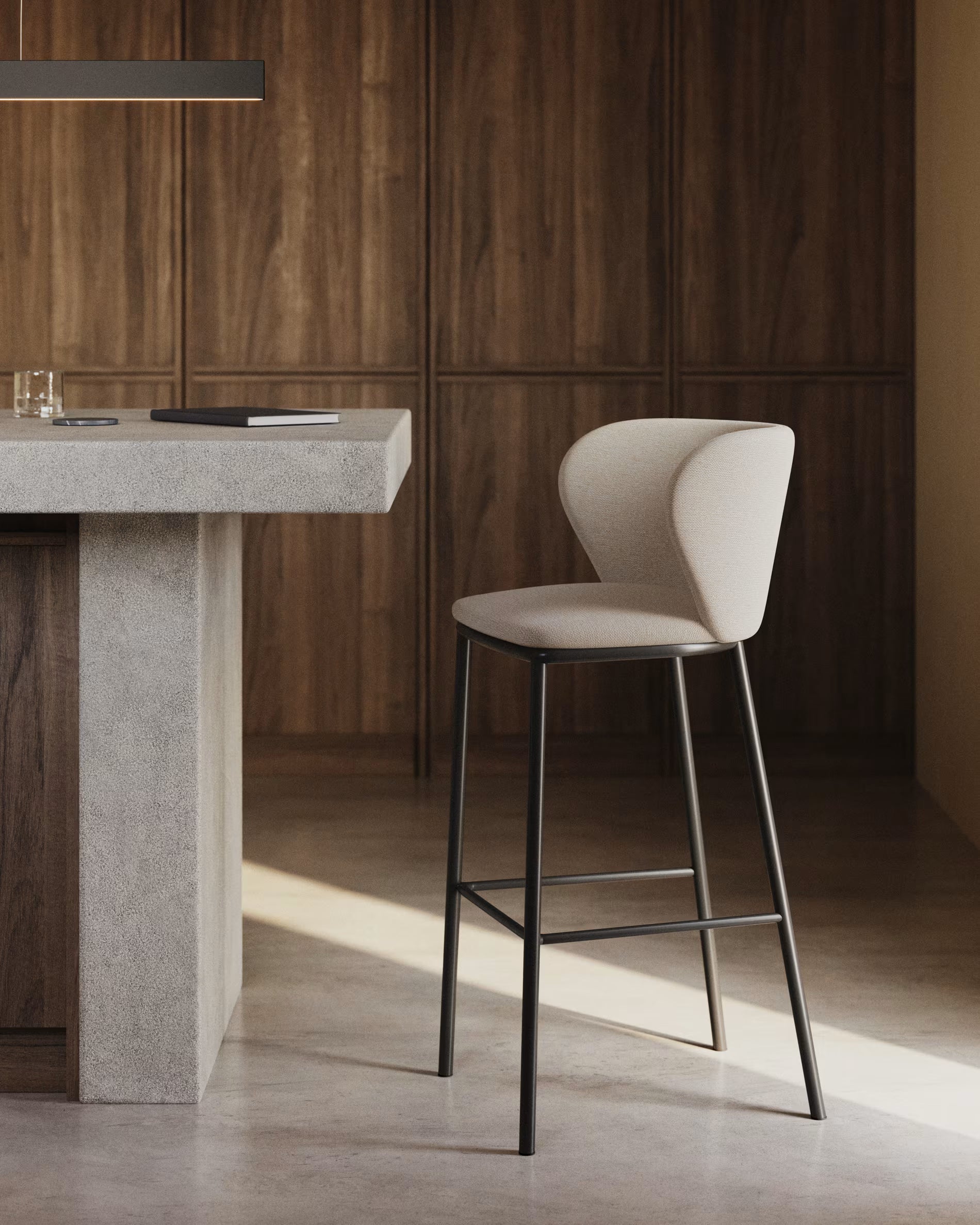 Barstuhl Ciselia Beige Szenil mit einer schwarzen Basis
