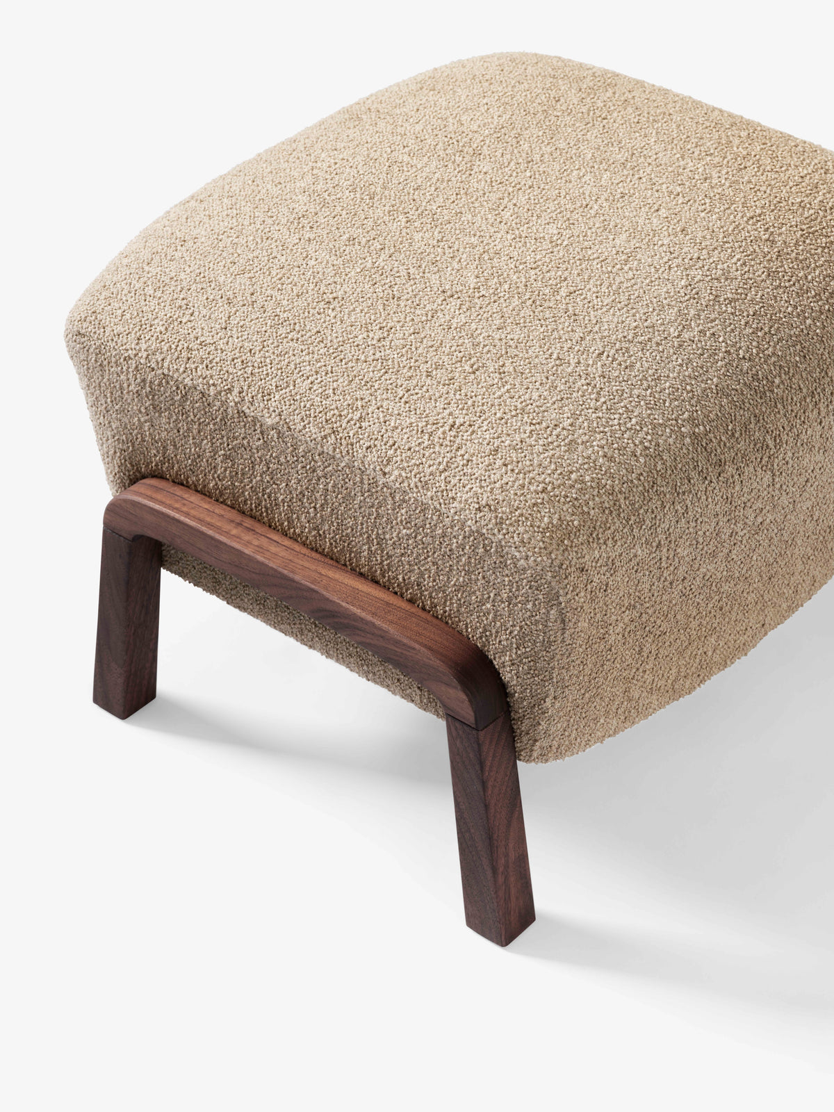 WULFF ATD3 Hocker mit Nussbaumbasis gepolstert