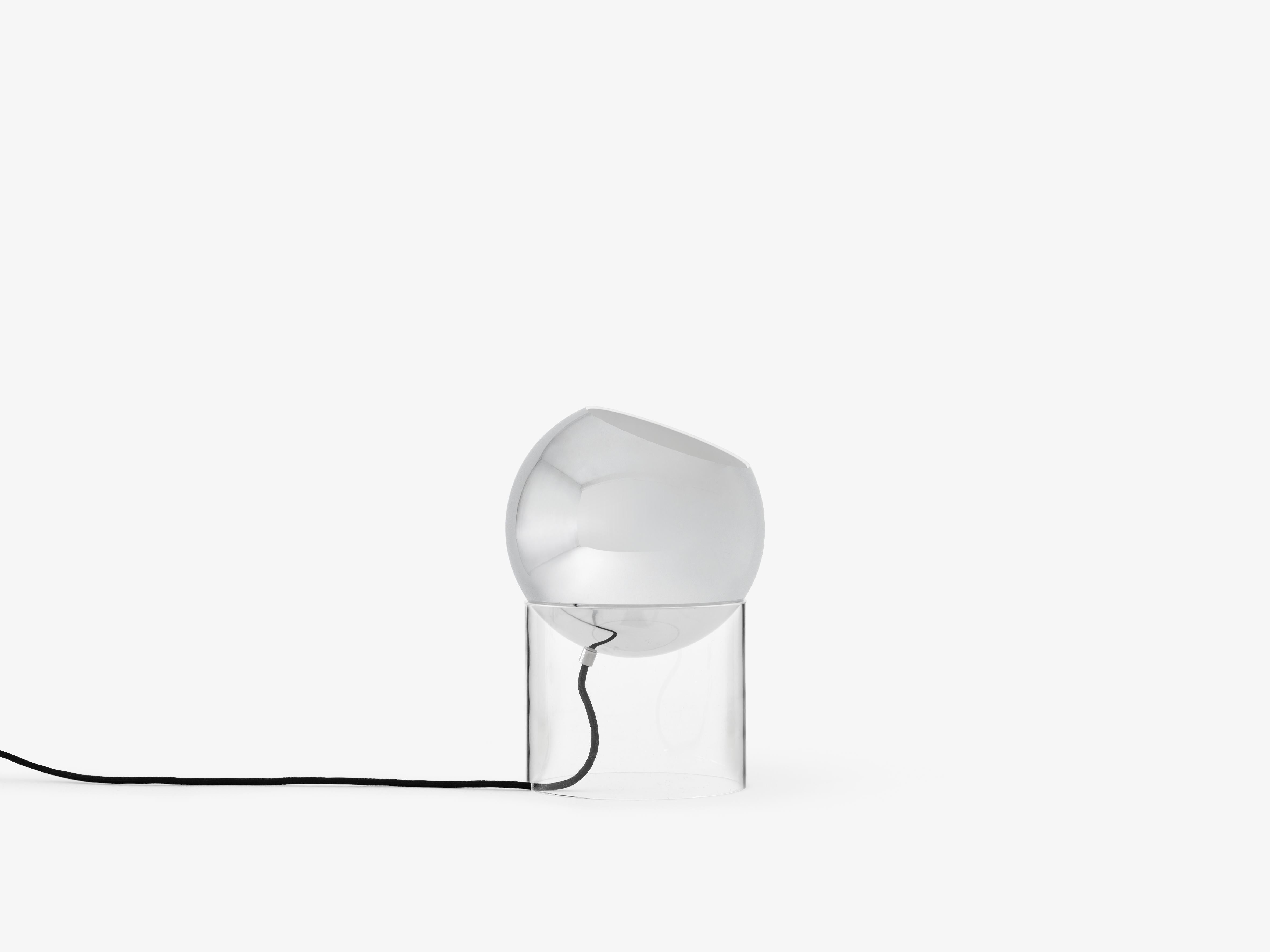 Tischlampe TOPAN VP13 mit verchromtem Schirm und transparenter Basis