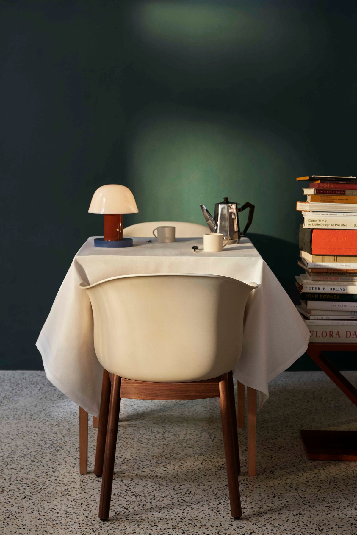 Stuhl ELEFY JH30 beige mit schwarzer Eichenbasis