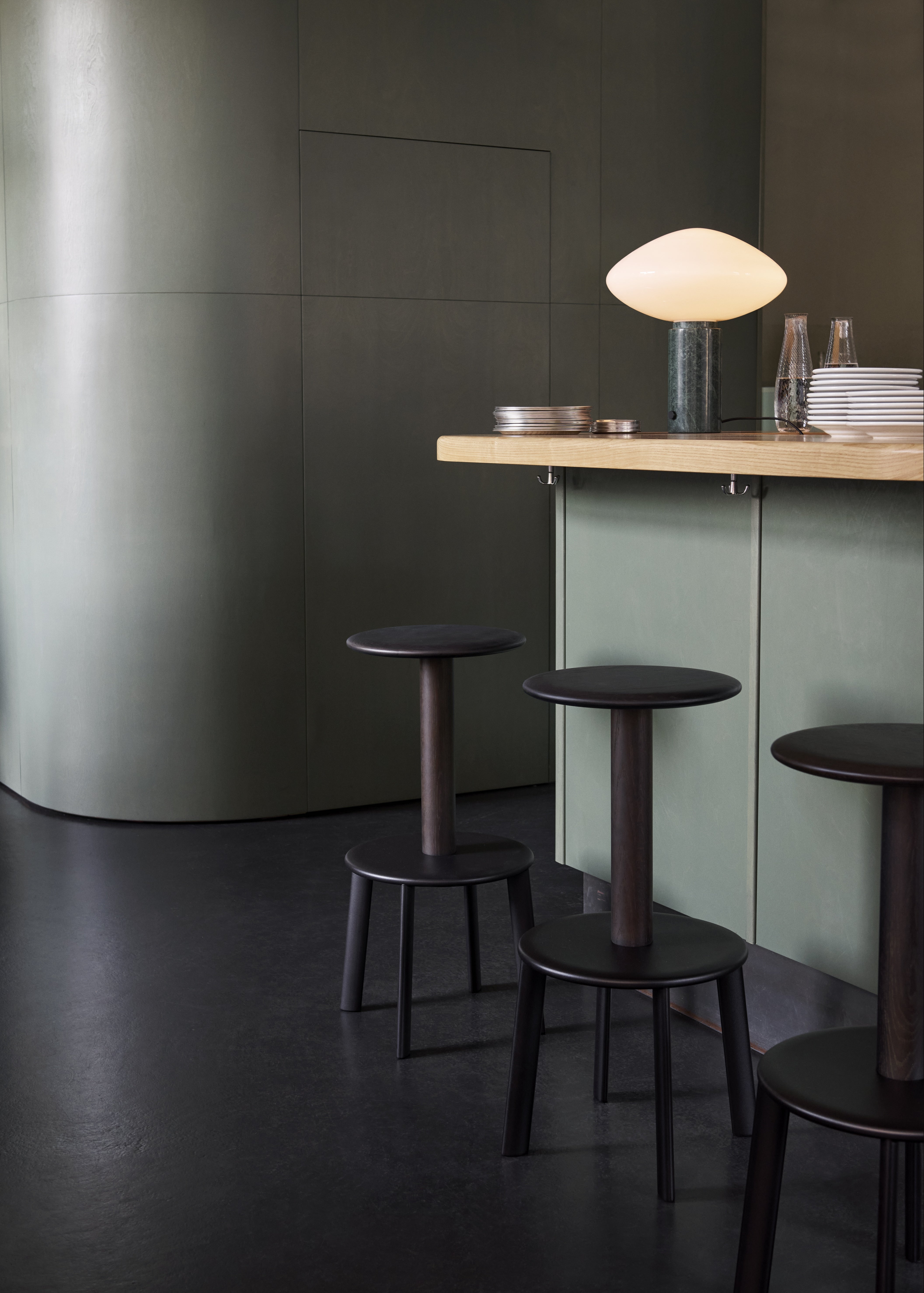 Tischlampe MIST AP17 mit gläsernem Schirm und grüner Marmorbasis
