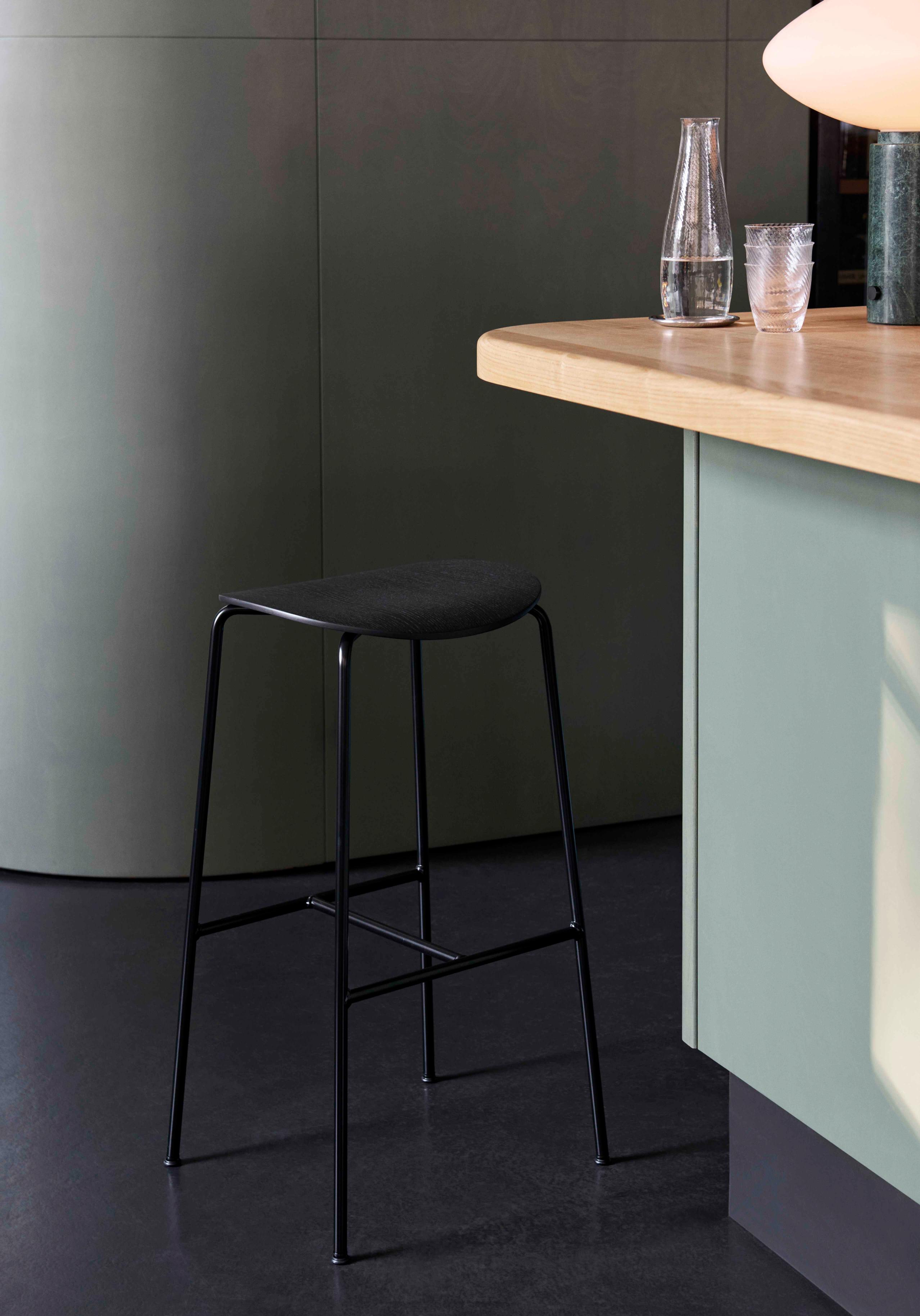 Hocker PAVILION schwarzes Eichenholz mit schwarzem Stahlgestell