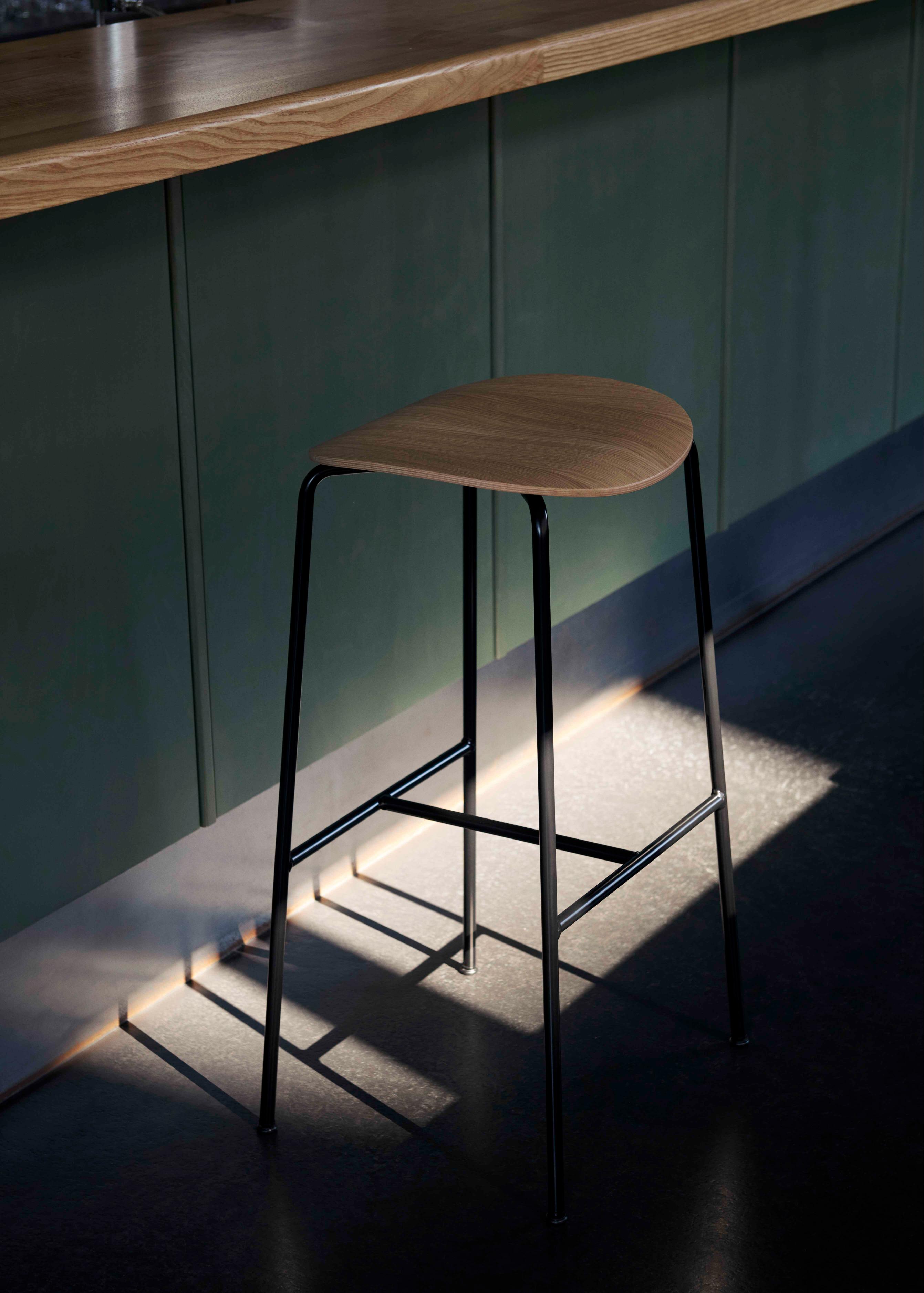 Hocker PAVILION Nussbaumholz mit schwarzem Stahlgestell