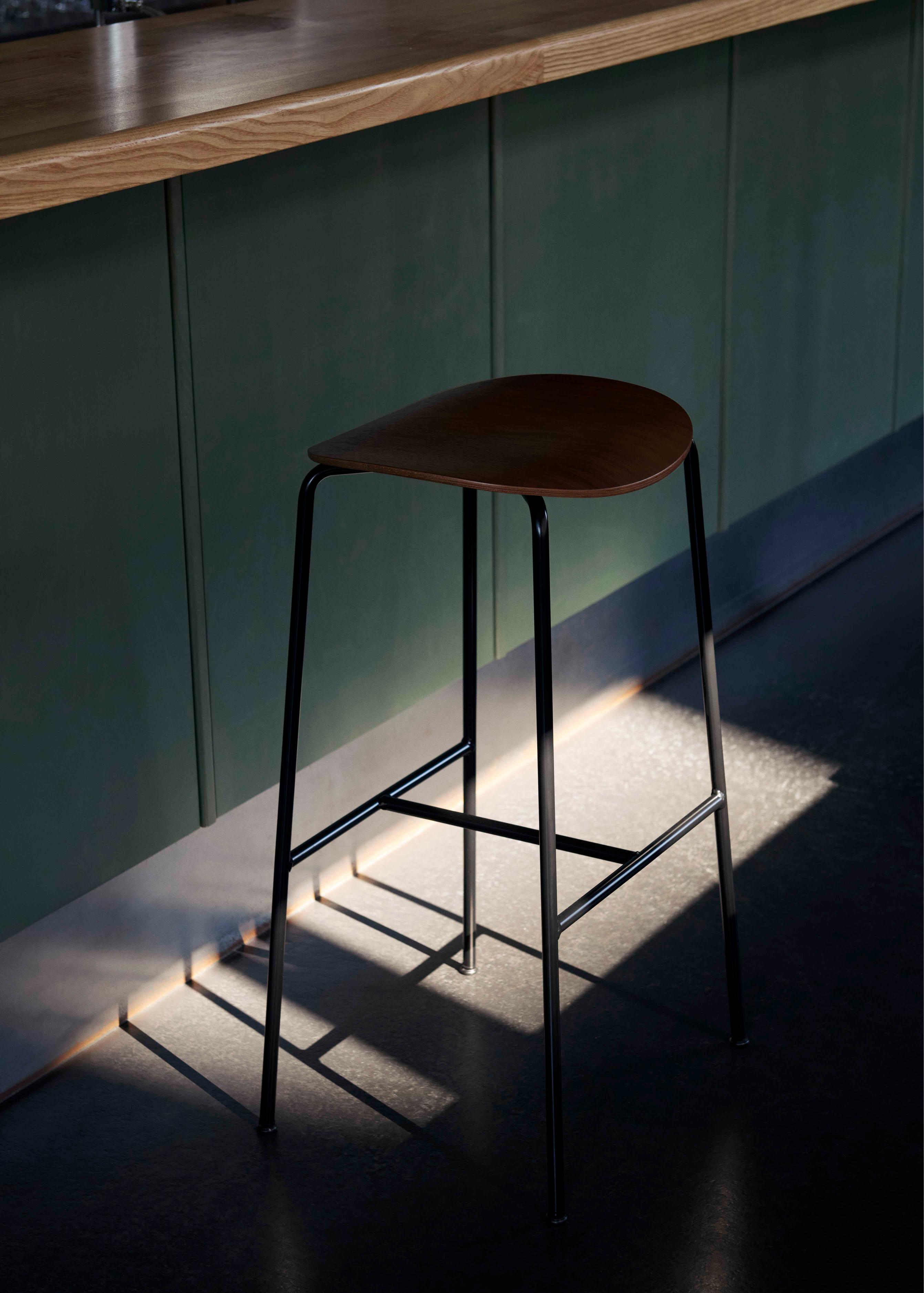 Hocker PAVILION schwarzes Eichenholz mit schwarzem Stahlgestell