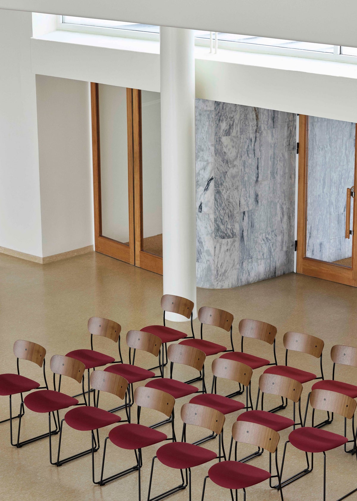 Stuhl PAVILION AV52 lackierte Nuss mit gepolstertem Sitz und schwarzem Gestell