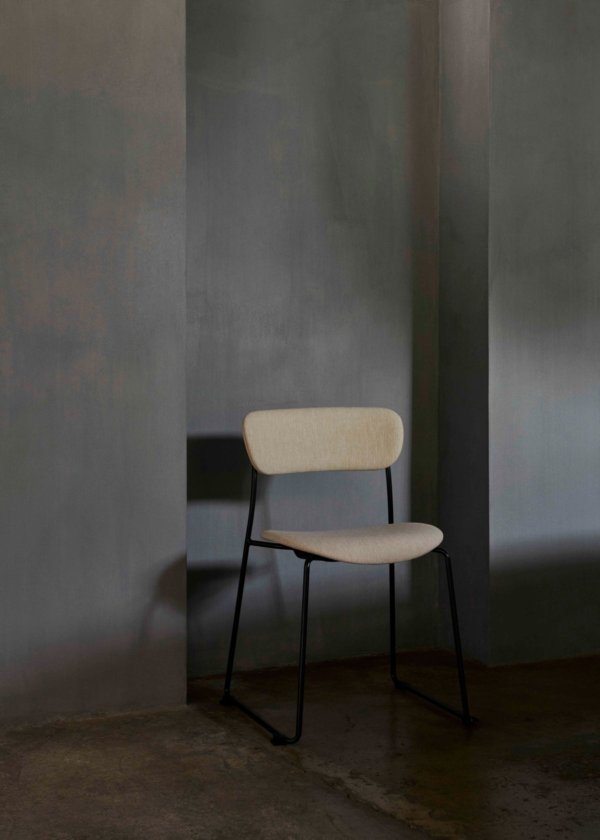 Sessel mit Armlehnen PAVILION AV5 lackierte Eiche mit schwarzem Gestell
