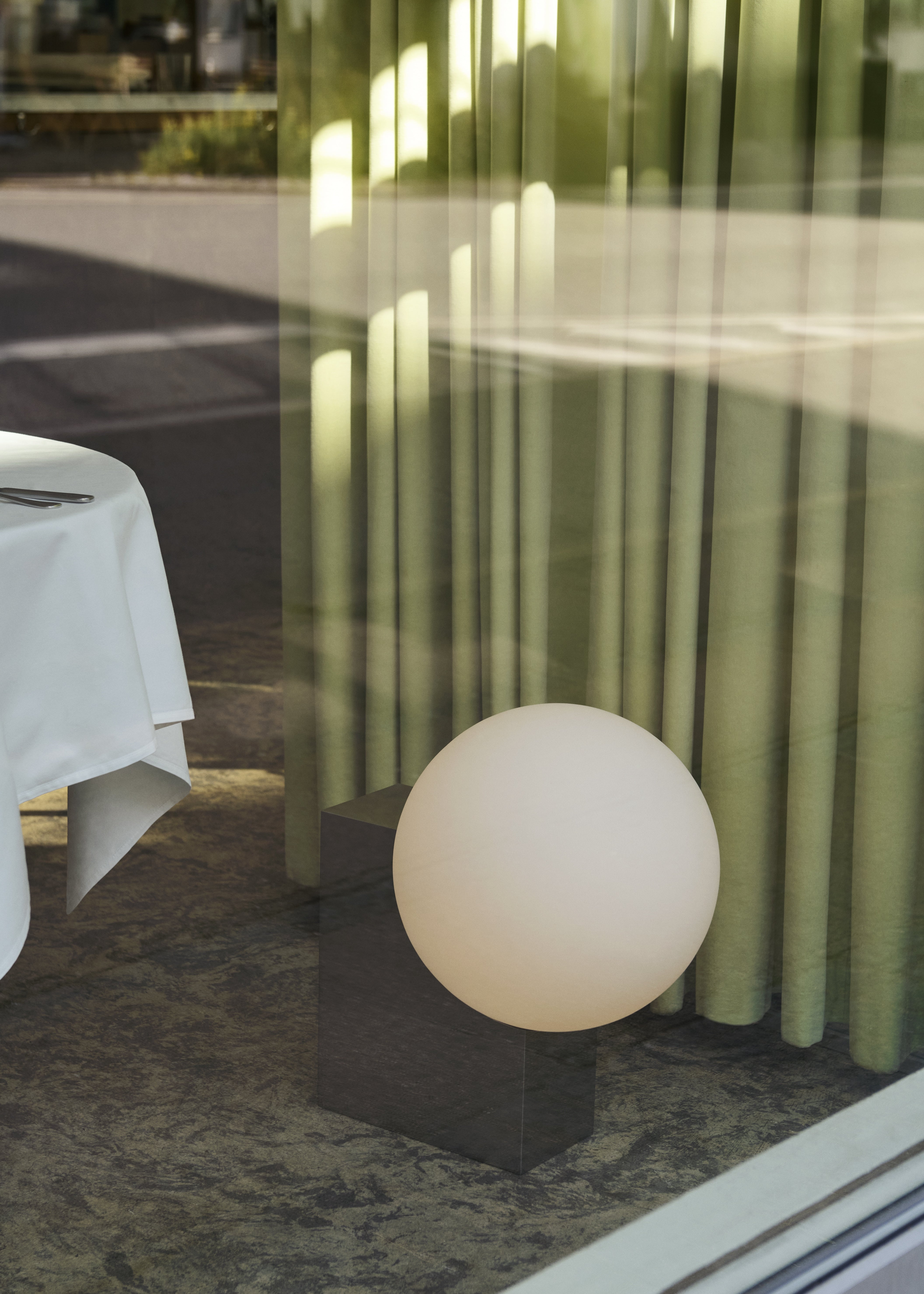 Stehlampe JOURNEY SH4 mit Glas-Schirm und gebürstetem Stahlfuß