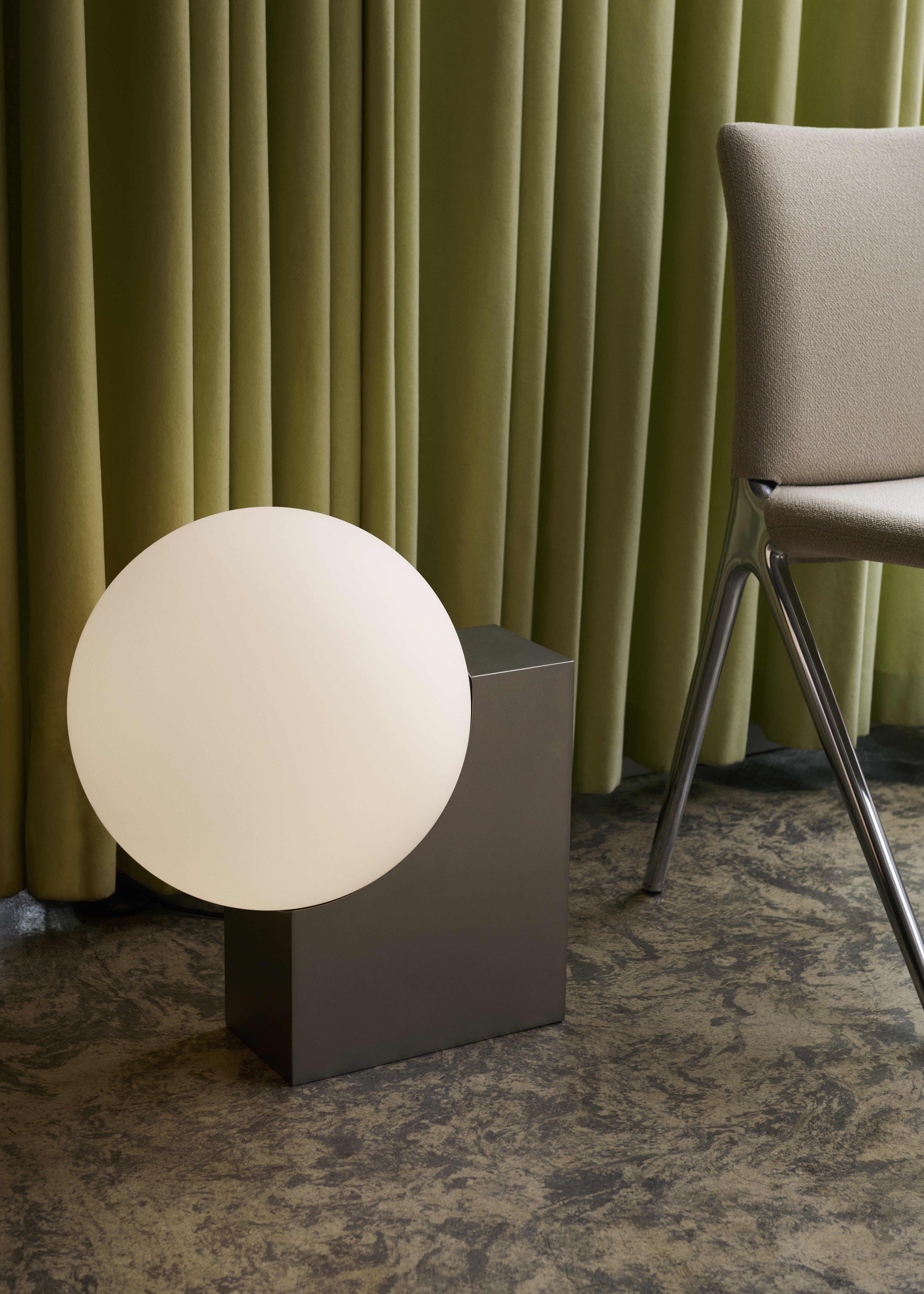 Stehlampe JOURNEY SH4 mit Glas-Schirm und gebürstetem Stahlfuß