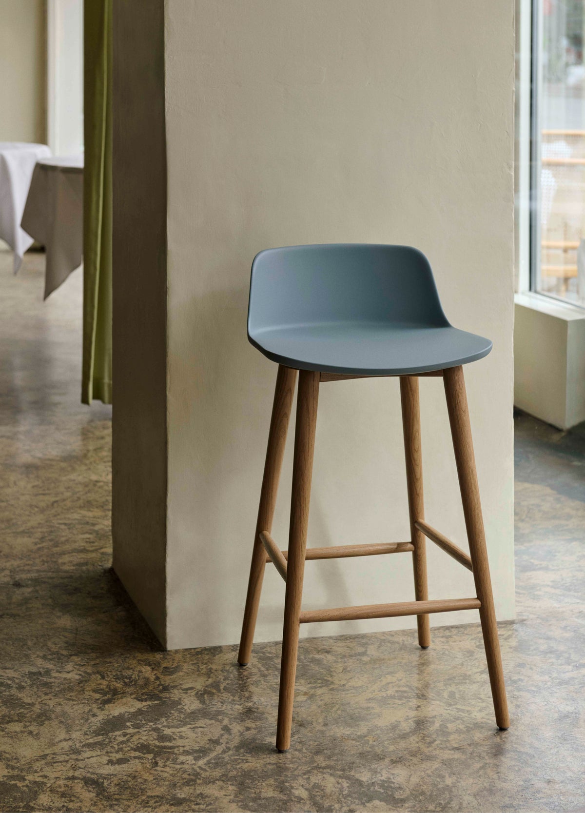 Hocker RELY weiß mit Nussbaumfuß