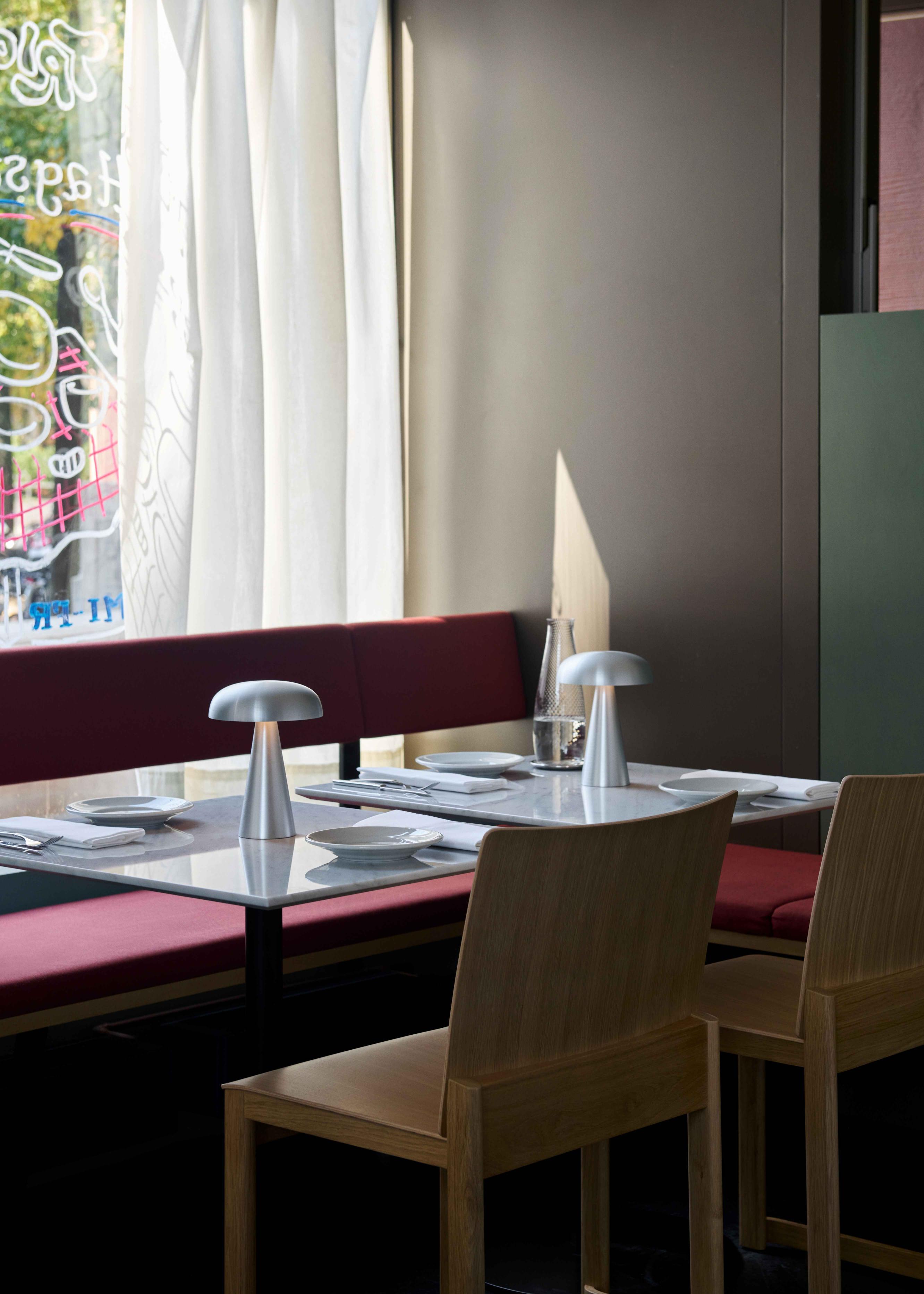 Café-Tisch IN BETWEEN SK16 mit schwarzer Laminatplatte und braunem Gestell