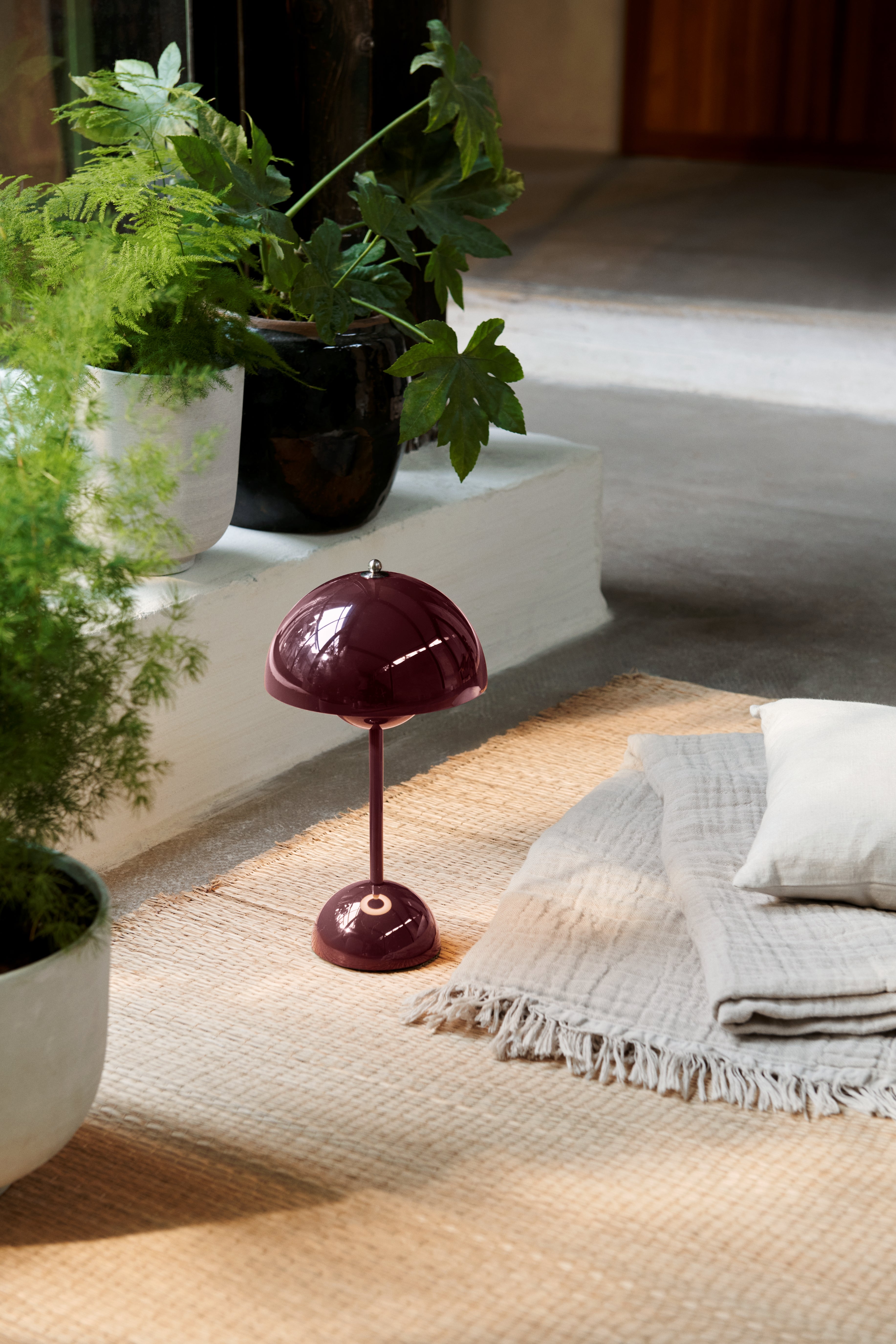 Tragbare Lampe FLOWERPOT VP9 in dunklem Pflaumenfarbton