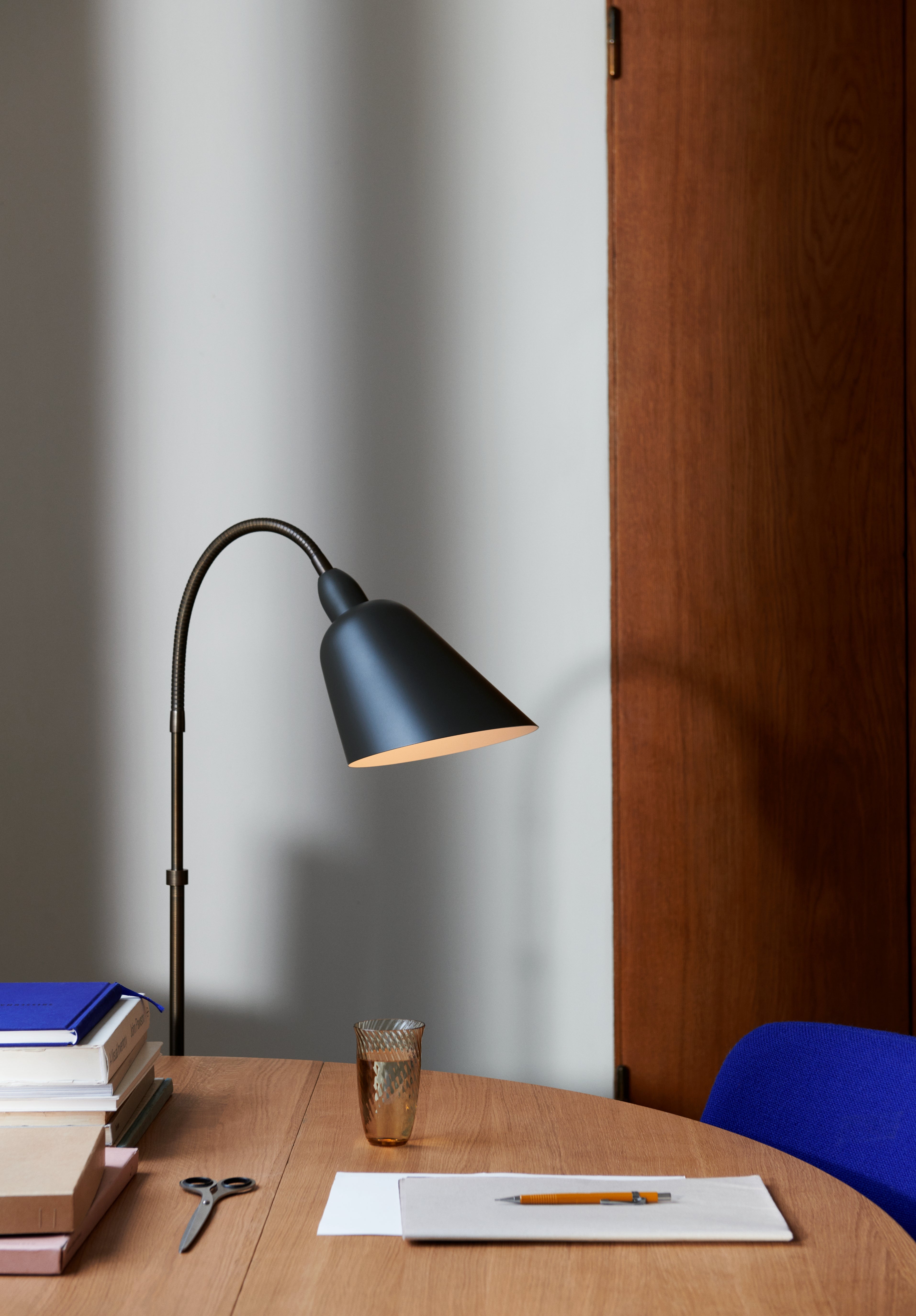 Tischlampe BELLEVUE AJ11 in Schwarz mit messingfarbenem Finish