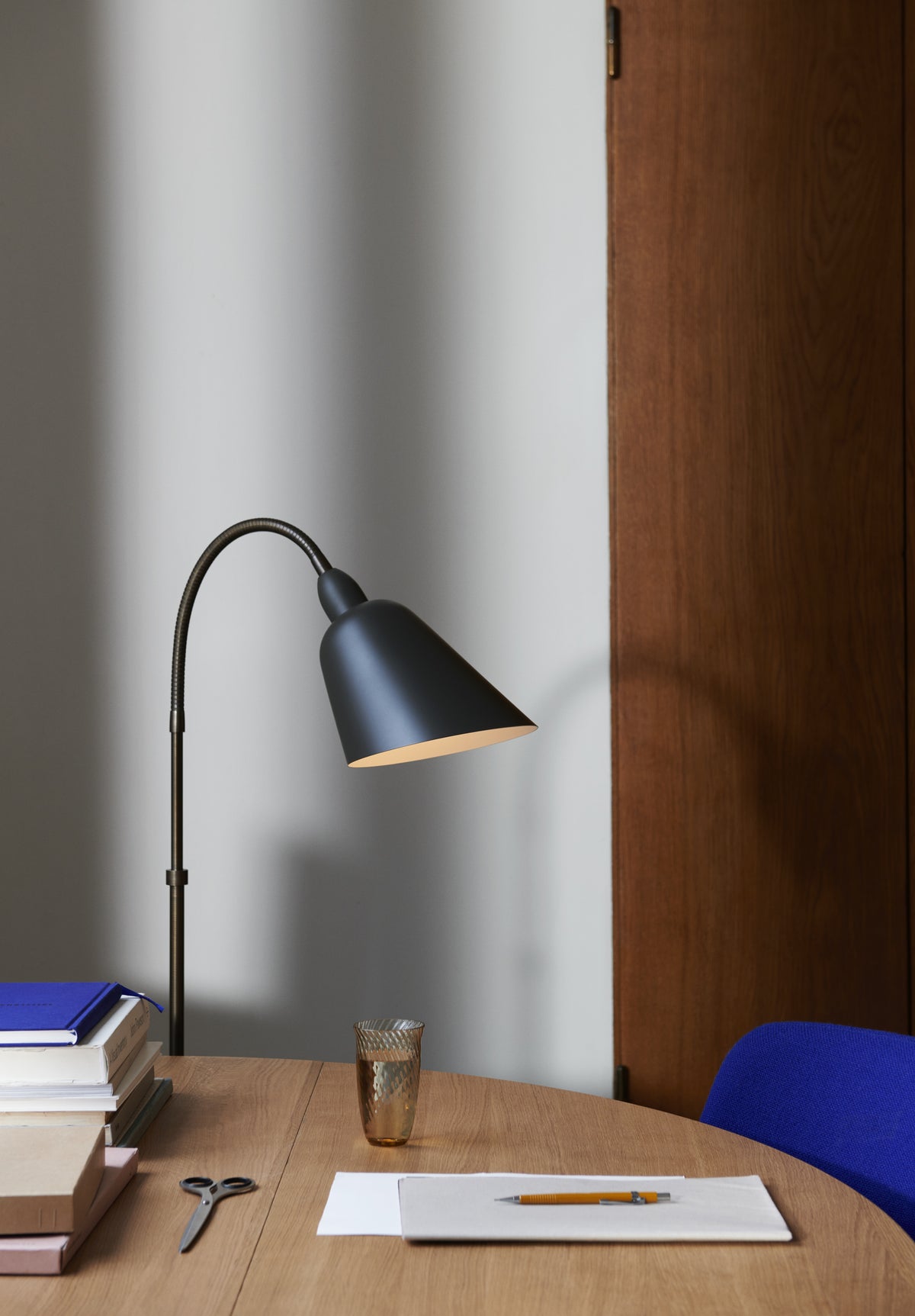 Stehlampe BELLEVUE AJ7 weiß mit brüniertem Messingfuß