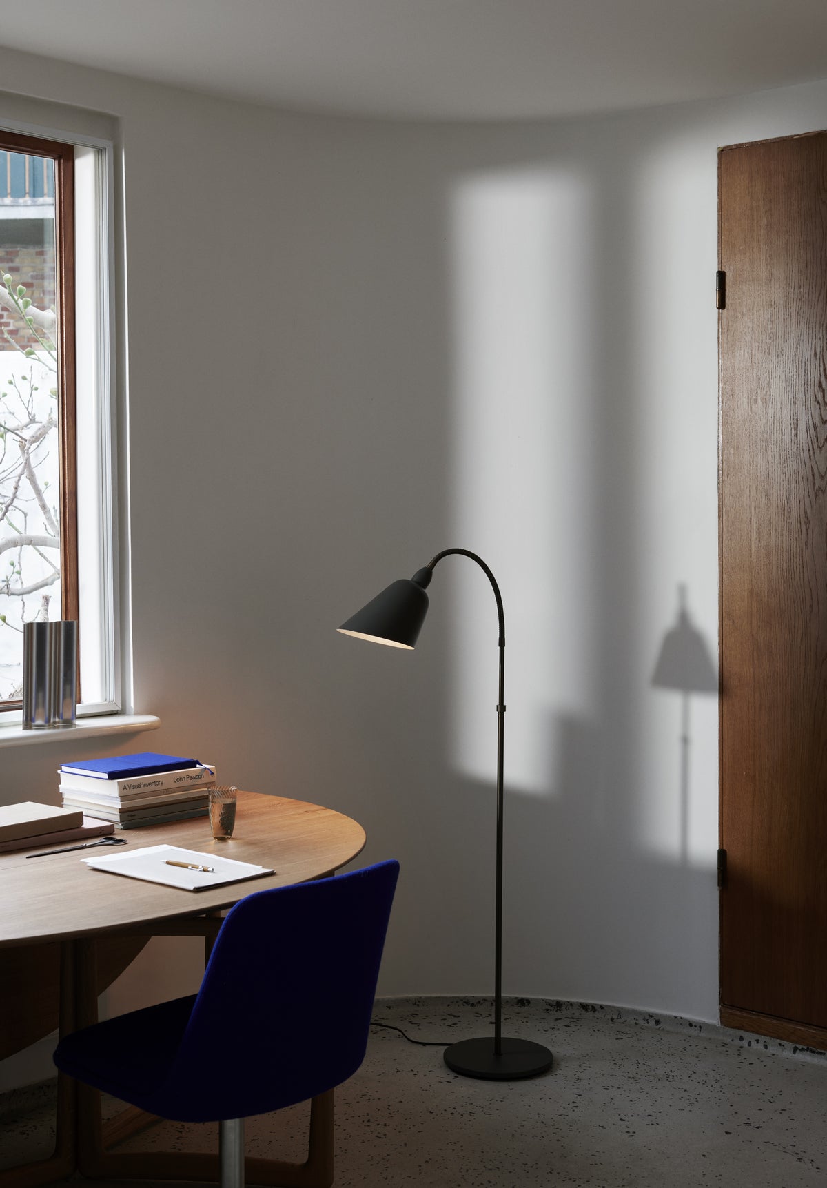 Stehlampe BELLEVUE AJ7 weiß mit brüniertem Messingfuß