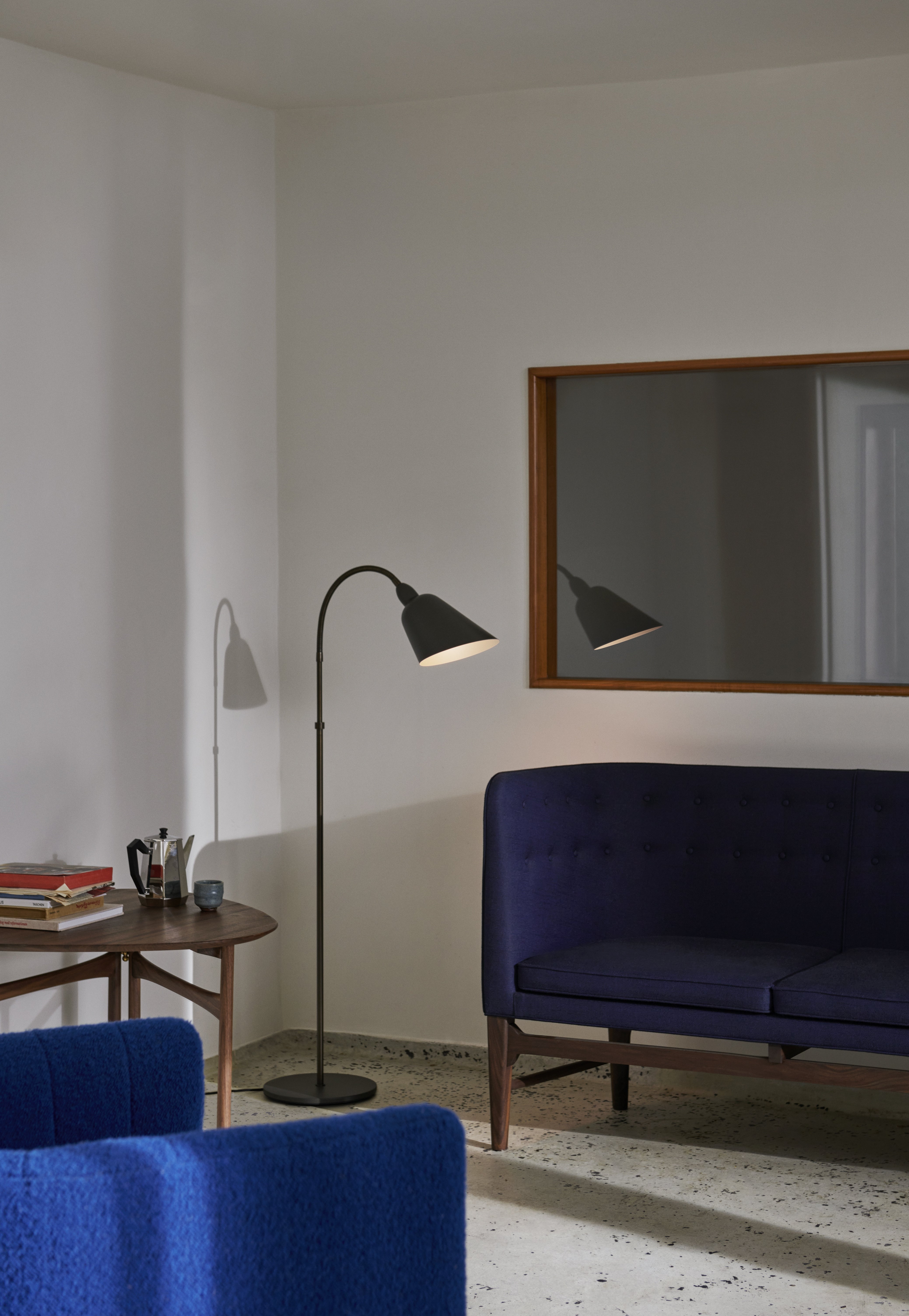 Stehlampe BELLEVUE AJ7 weiß mit brüniertem Messingfuß