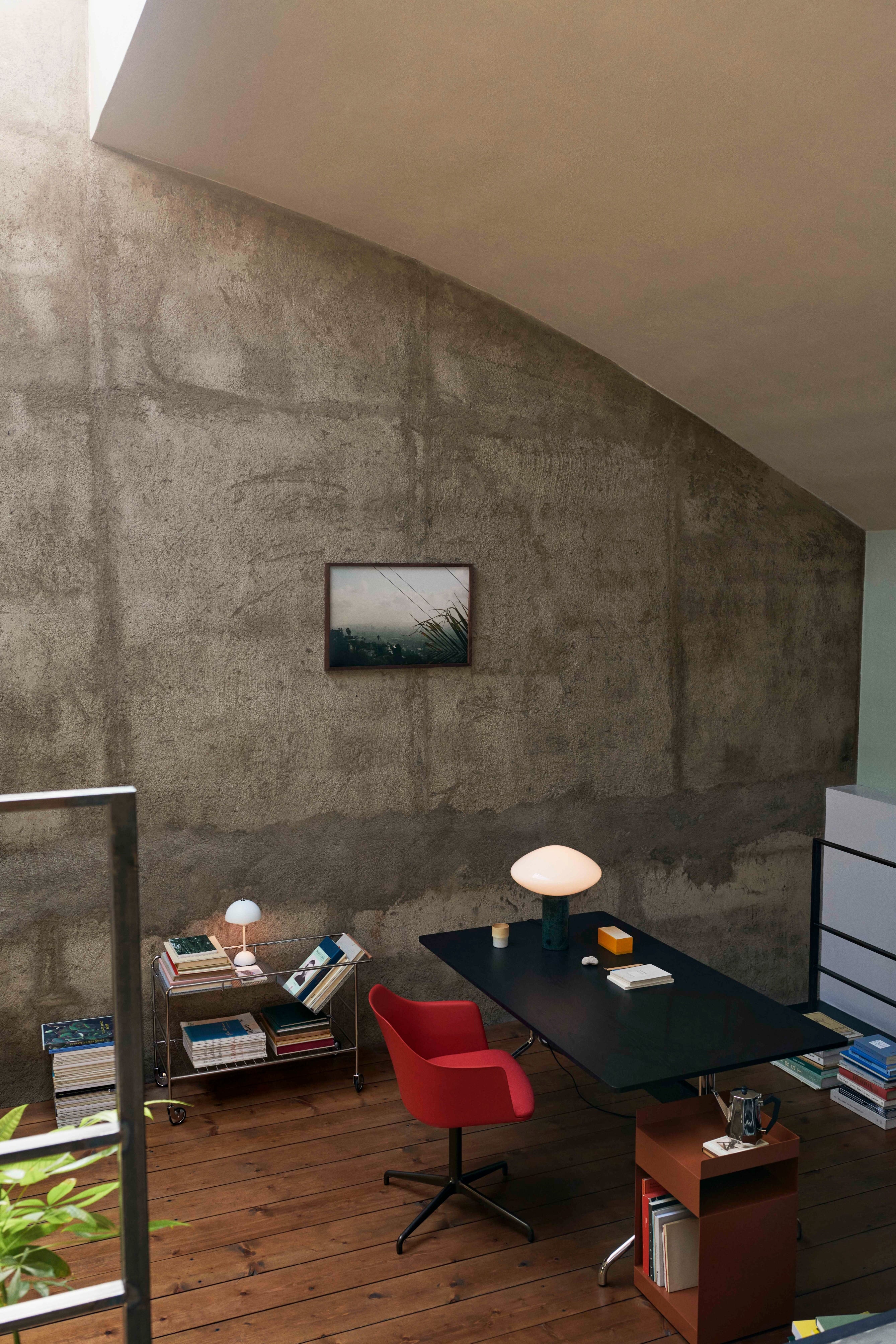 Lackierter Nussbaum-Tisch PAVILION mit verchromtem Gestell