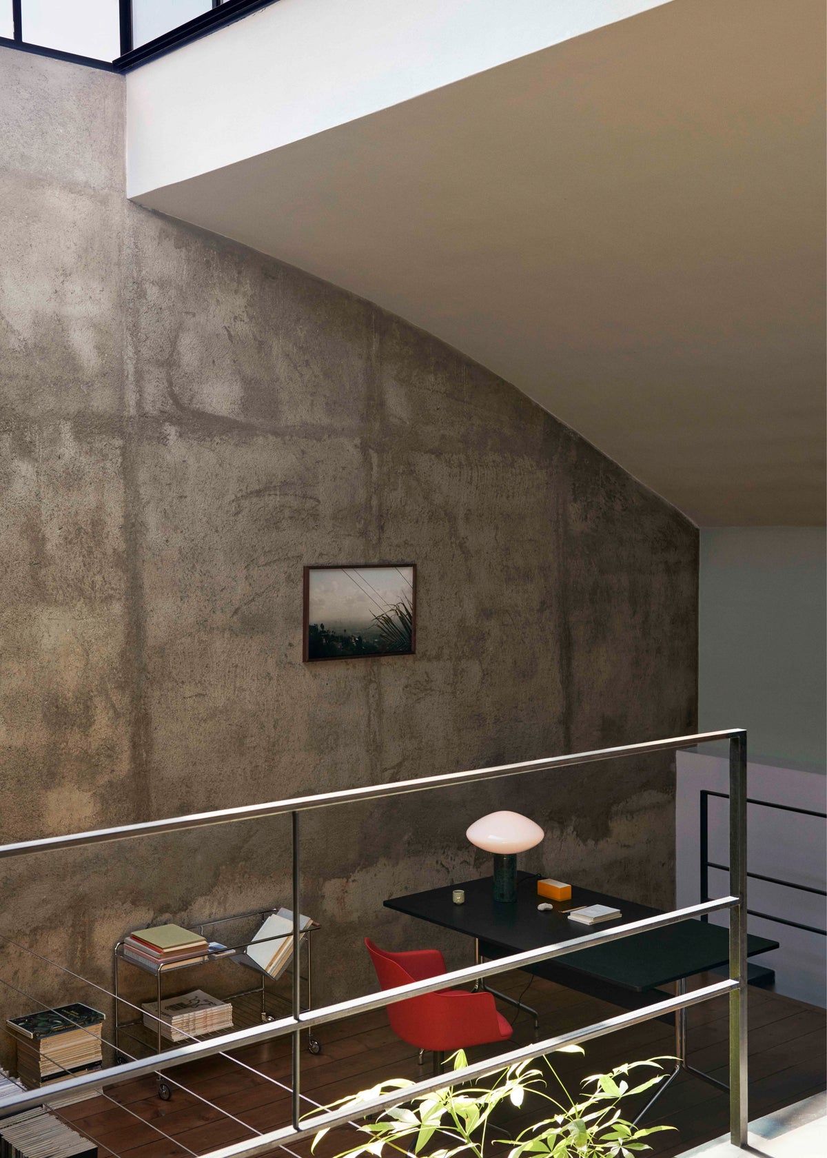 Lackierter Nussbaum-Tisch PAVILION mit verchromtem Gestell