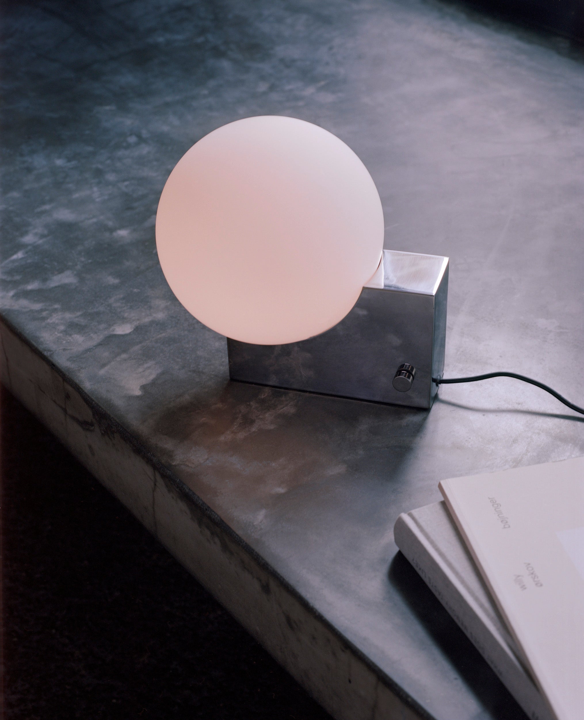 Tischlampe JOURNEY SH1 mit milchigem Schirm und grauem Fuß