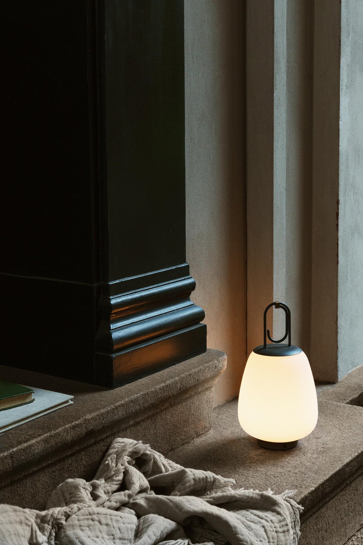 Tragbare Außenlampe LUCCA SC51 in Weiß mit schwarzem Finish