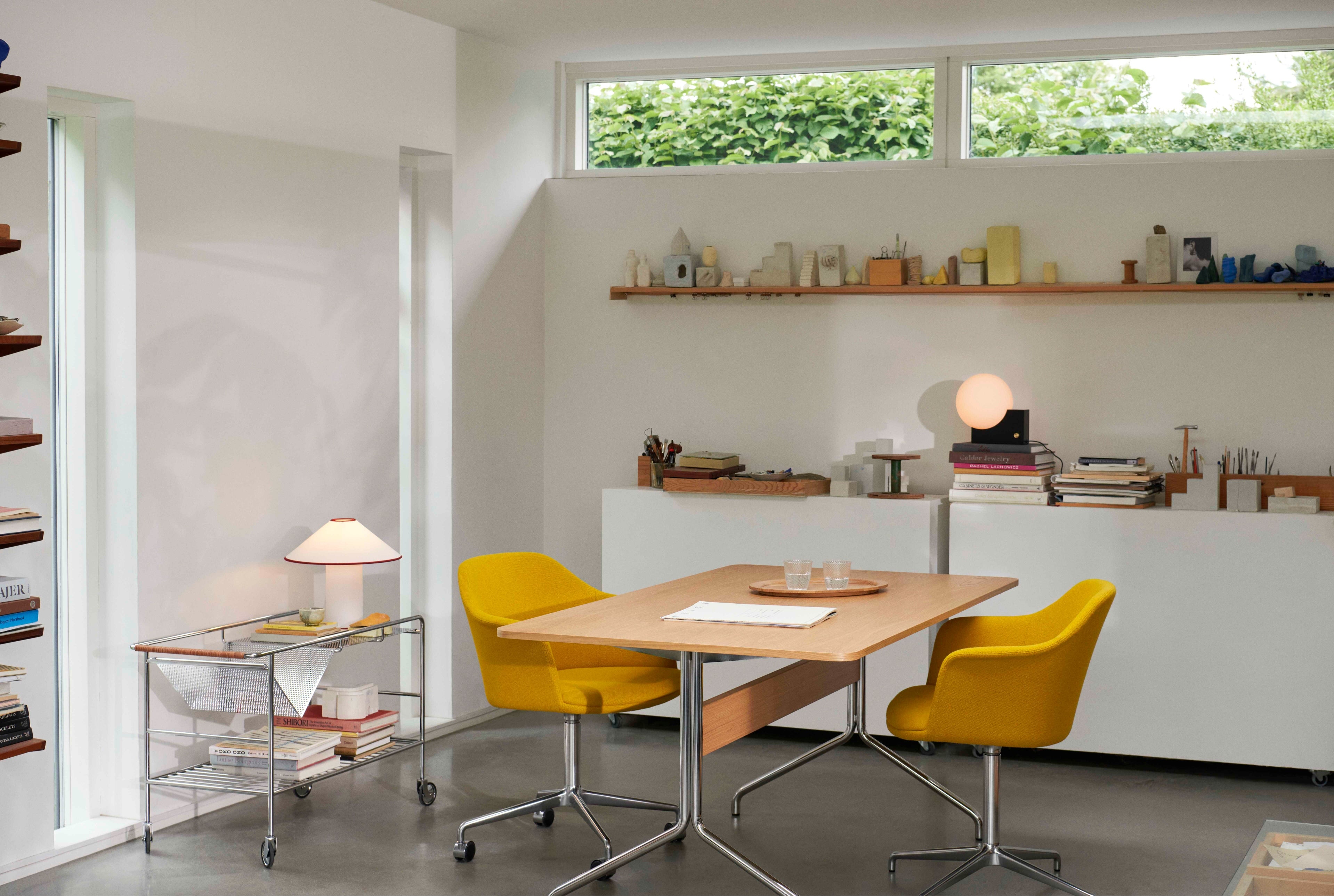 Lackierter Nussbaum-Tisch PAVILION mit verchromtem Gestell