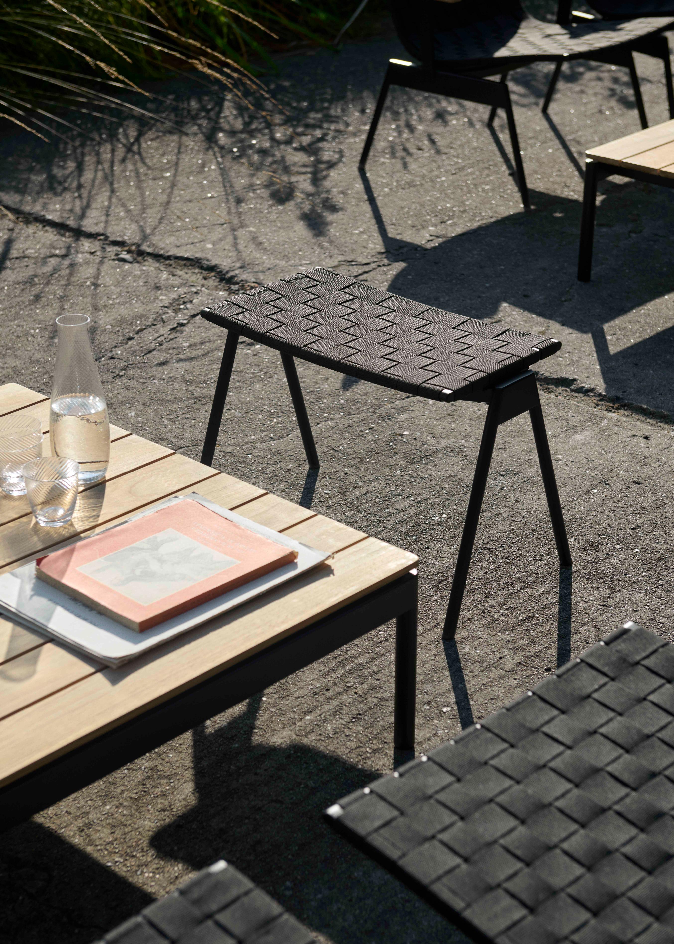 Außenkaffee Tisch VILLE AV50 Teakholz mit dunkelgrünem Gestell
