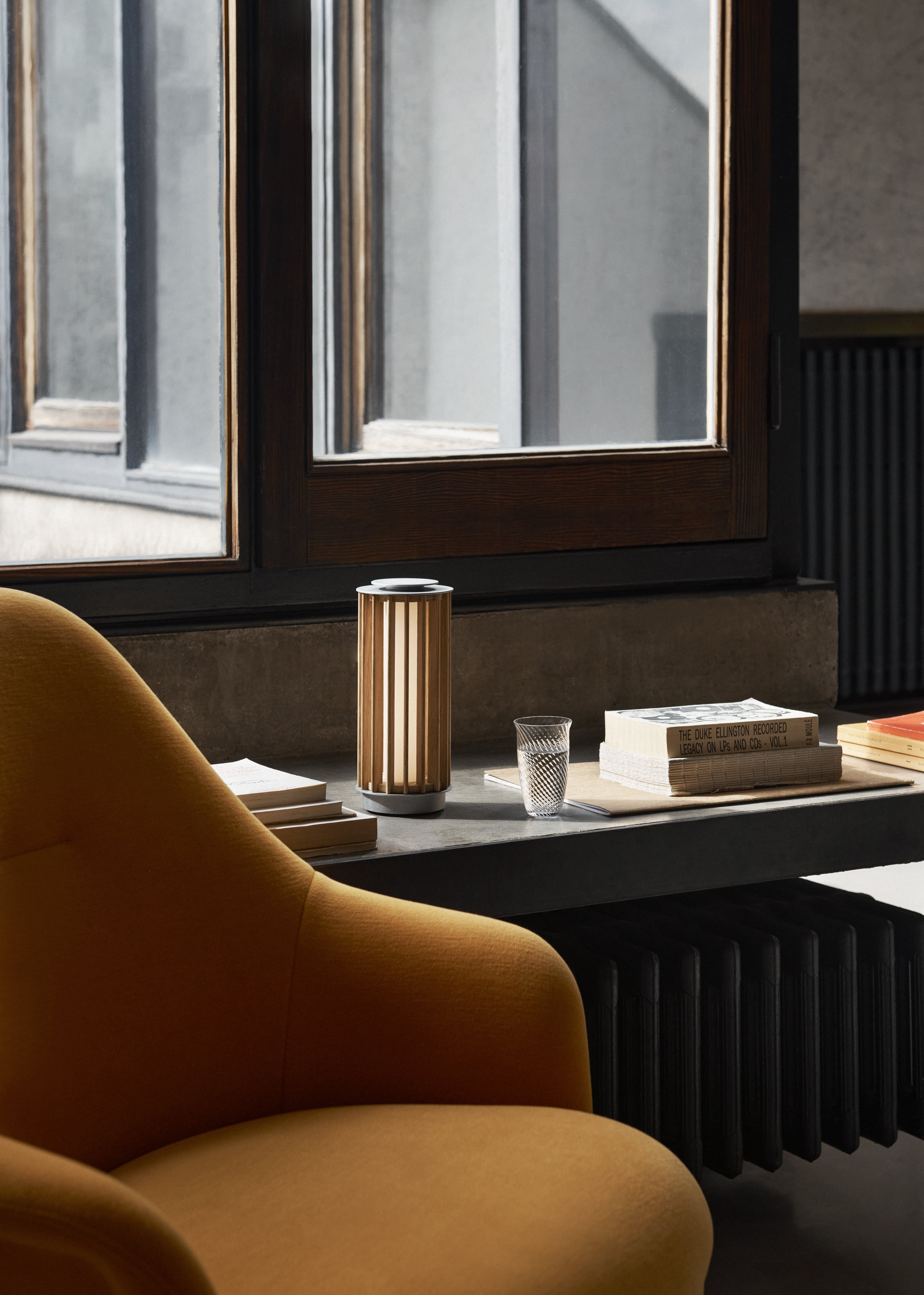 Tragbare Lampe NUMBRA TY3 aus Aluminium mit Eichenholz.