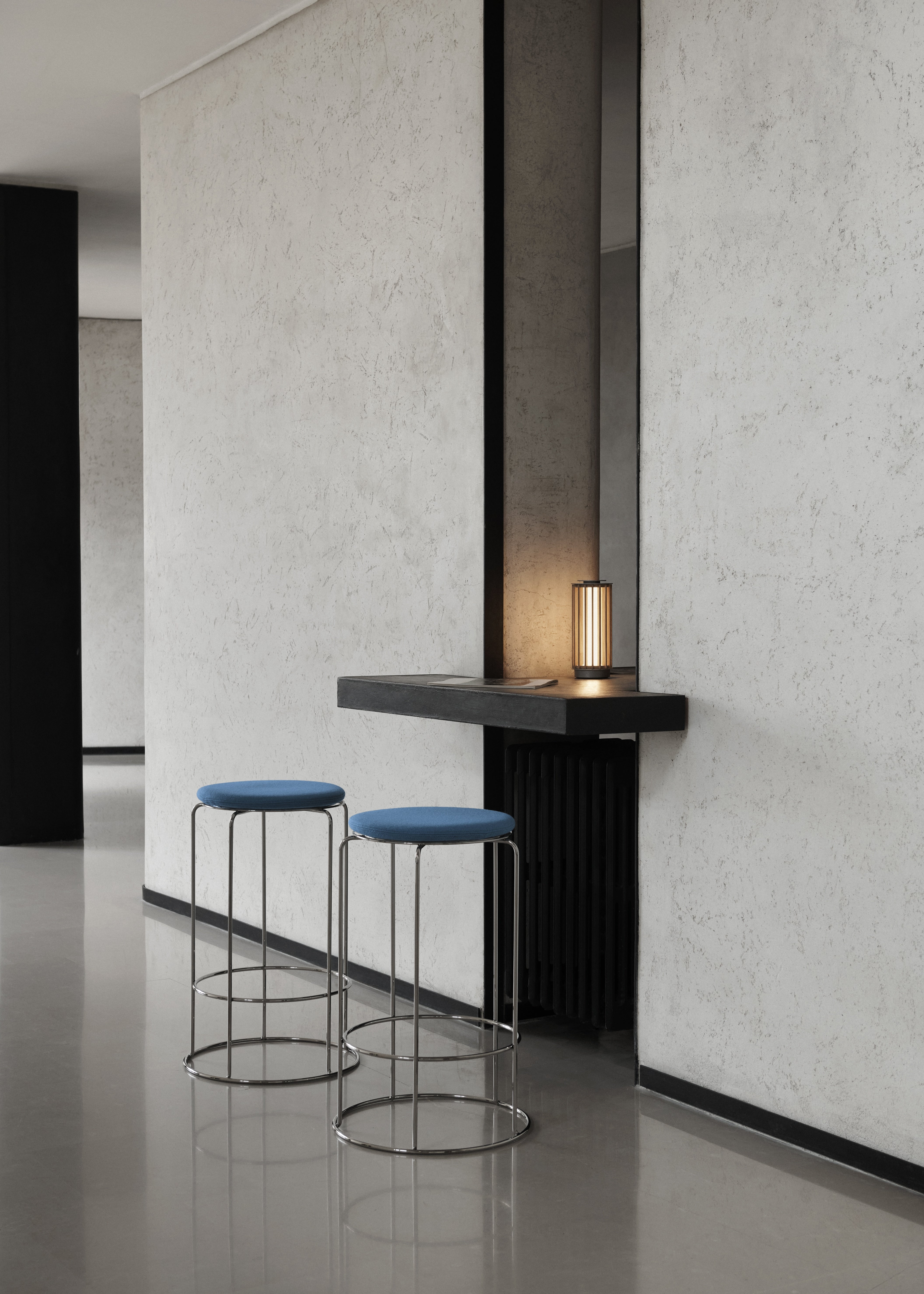 Tragbare Lampe NUMBRA TY3 aus Aluminium mit Eichenholz.