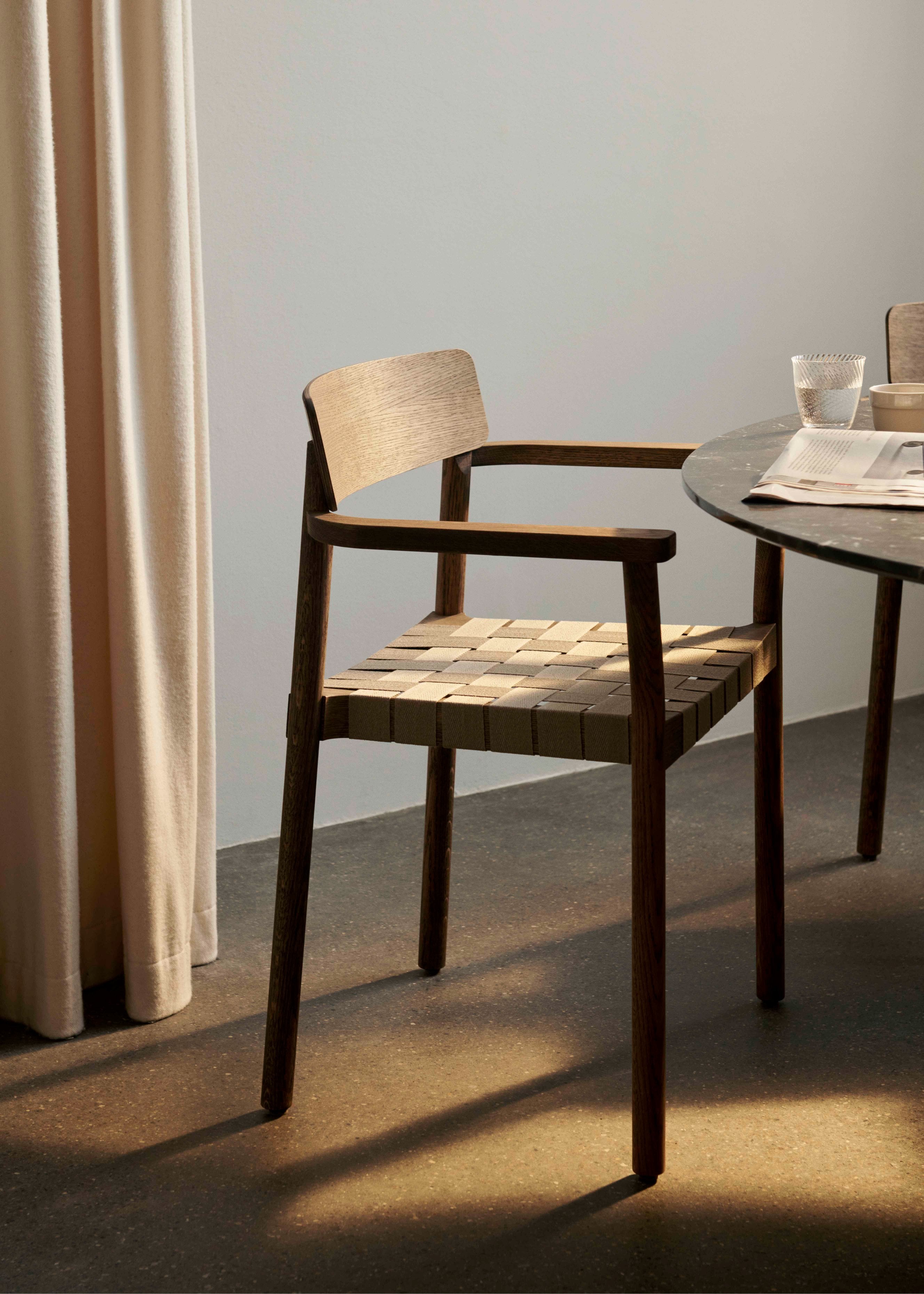 Sessel mit Armlehnen BETTY TK9, beige, gewebter Sitz mit rauchgeöltem Eichenholz