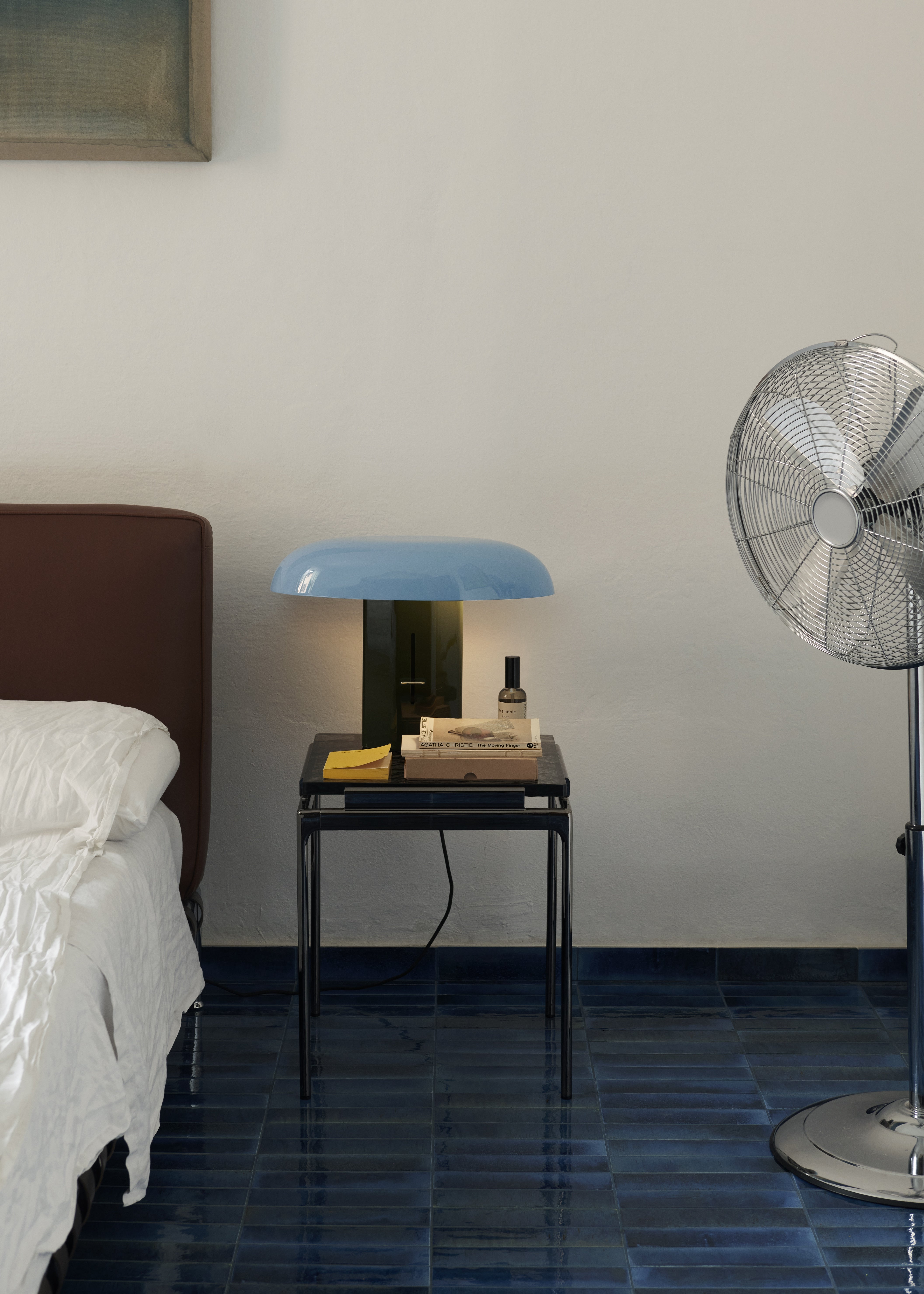 Tischlampe MONTERA JH42 mit himmelblauem Schirm und dunkelgrünem Fuß